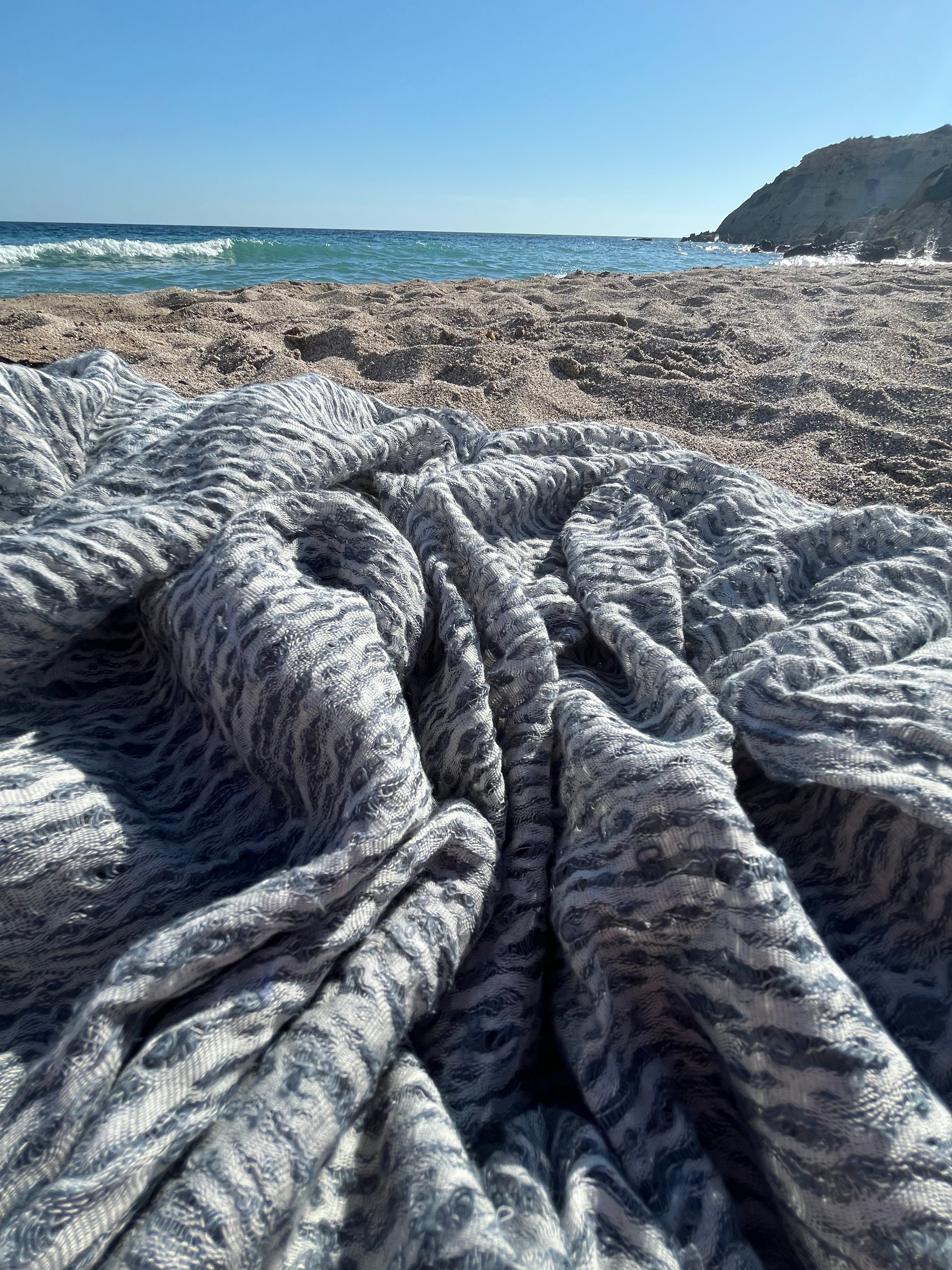 Tissu en lin gris bleuté par cour, tissu en coton biologique, tissus naturels semi-transparents texturés à la main.