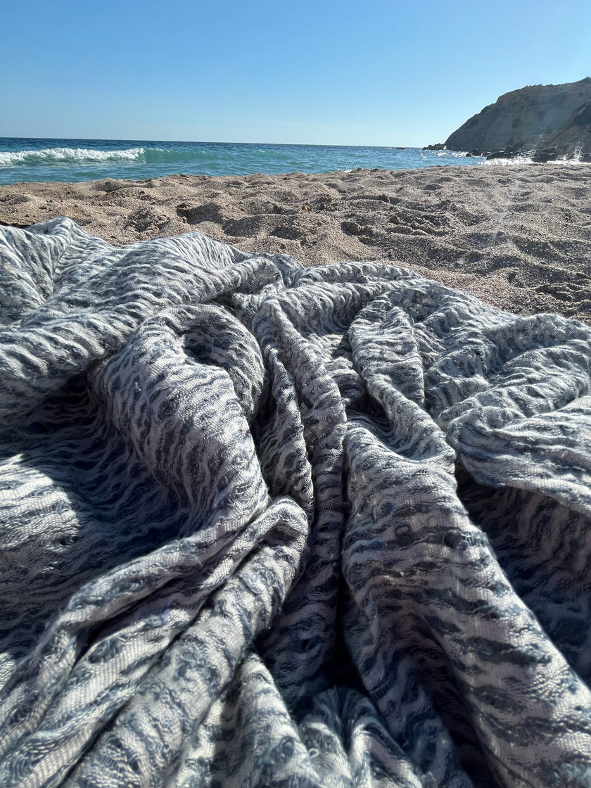Tissu en lin gris bleuté par cour, tissu en coton biologique, tissus naturels semi-transparents texturés à la main.