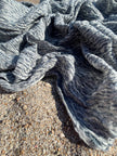 Tissu en lin gris bleuté par cour, tissu en coton biologique, tissus naturels semi-transparents texturés à la main.