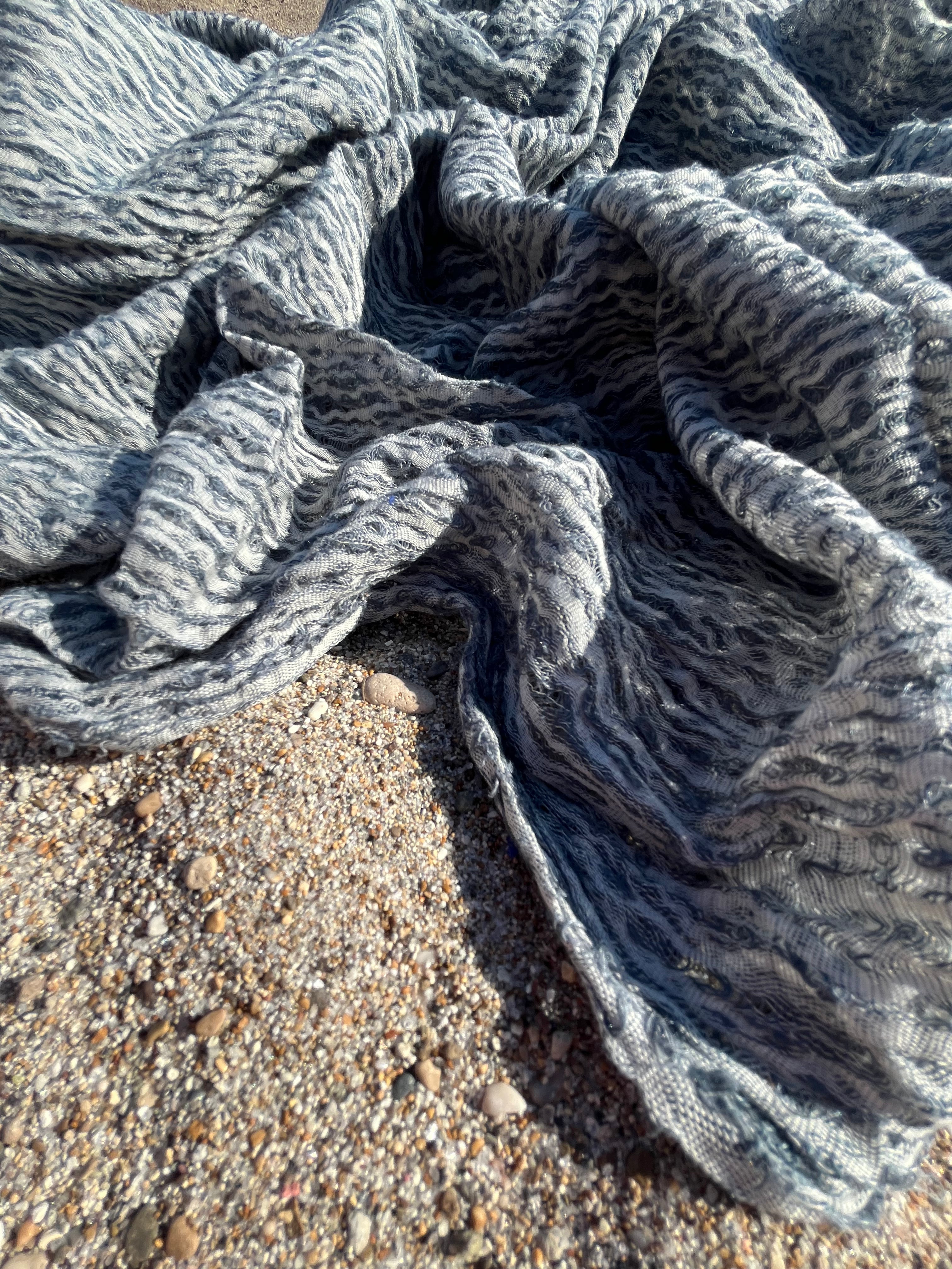 Tissu en lin gris bleuté par cour, tissu en coton biologique, tissus naturels semi-transparents texturés à la main.