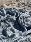 Tissu en lin gris bleuté par cour, tissu en coton biologique, tissus naturels semi-transparents texturés à la main.