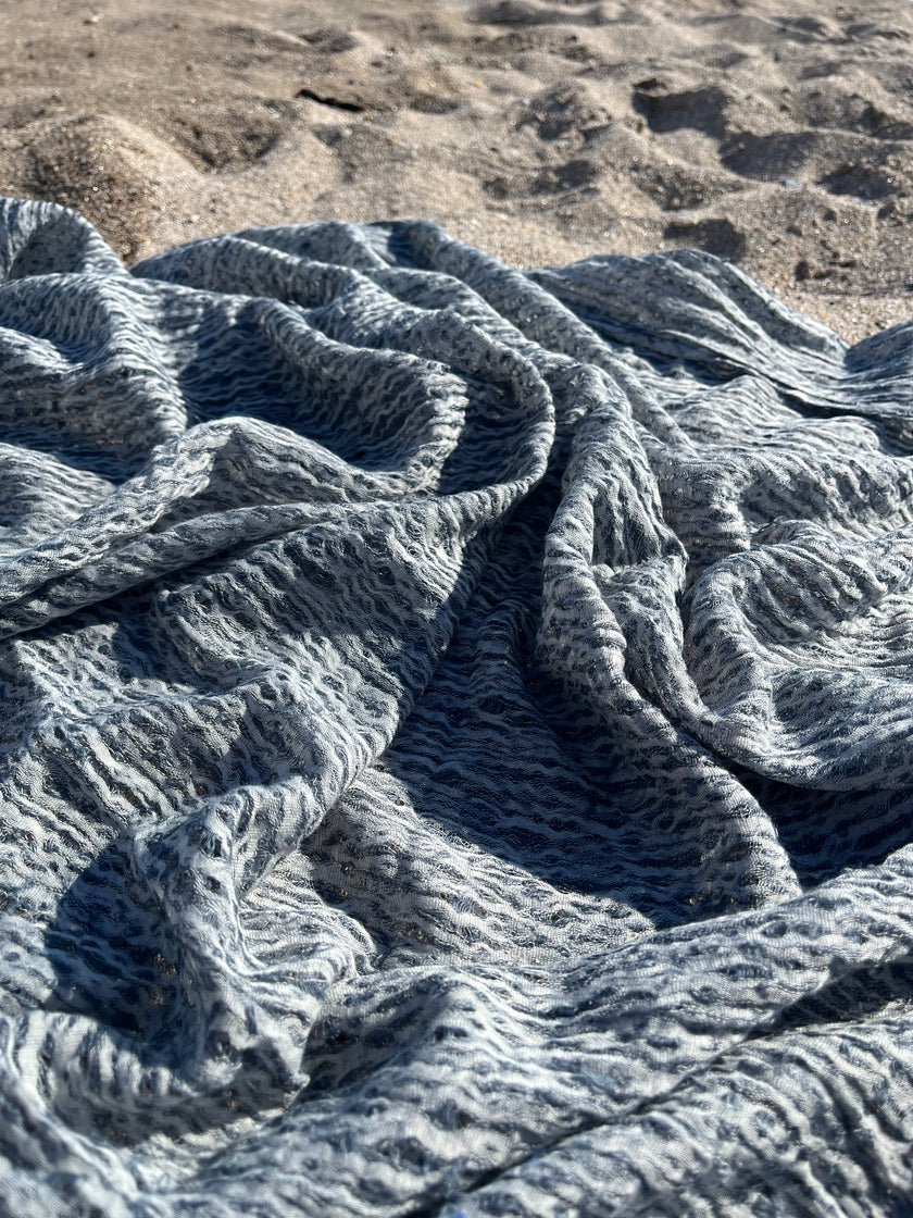 Tissu en lin gris bleuté par cour, tissu en coton biologique, tissus naturels semi-transparents texturés à la main.