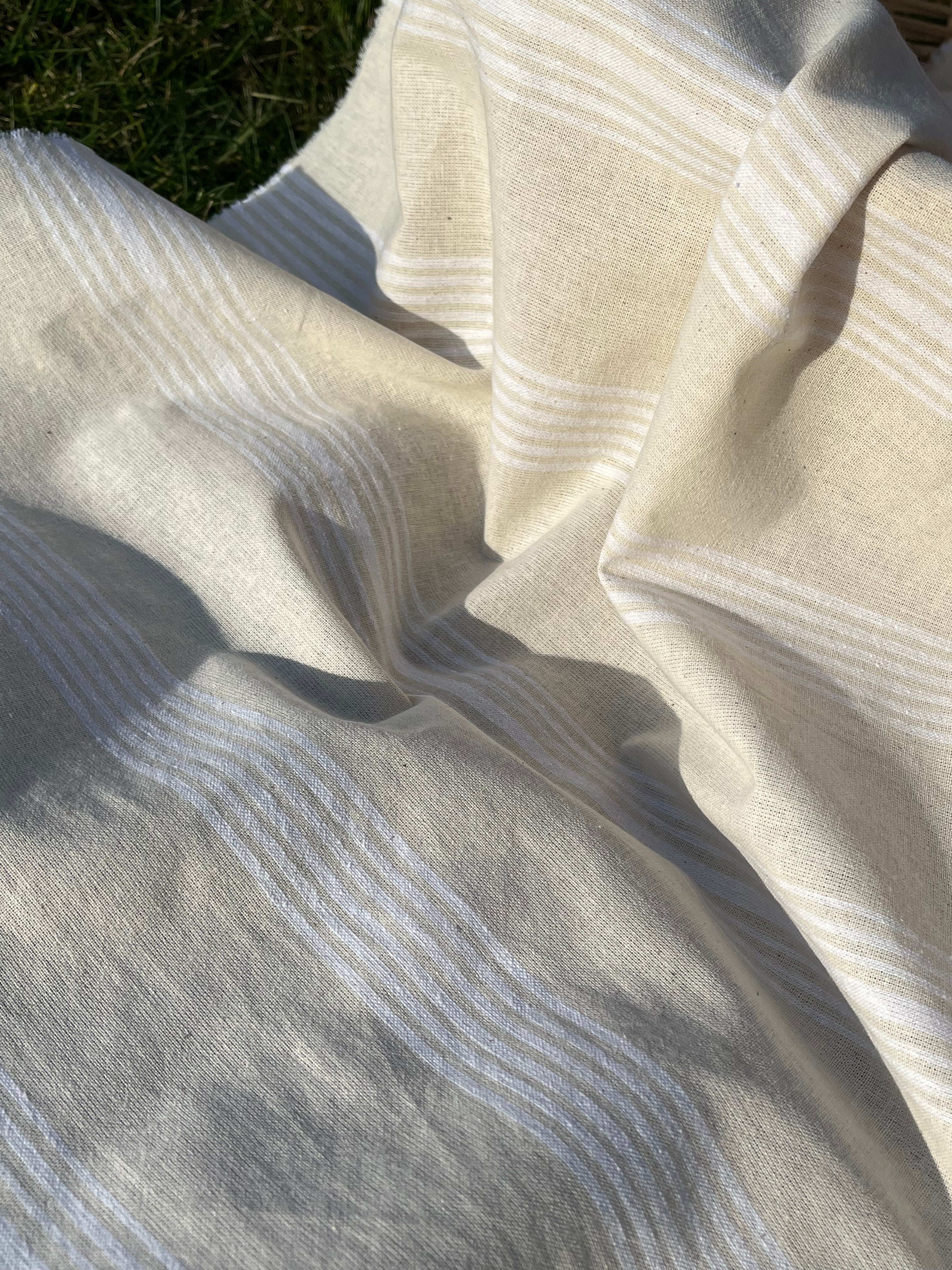 Yumuşak Akışkan Geniş Çizgili Orta Ağırlıkta Yumuşatılmış Keten Pamuklu Kumaş Metre Başına 200g/m2 - Döşemelik Çizgili Fransız Stili veya Kimono veya Pantolon İçin Dikiş Projeleri İçin - Doğal Döşemelik Kumaşlar 235 CM Genişlik.