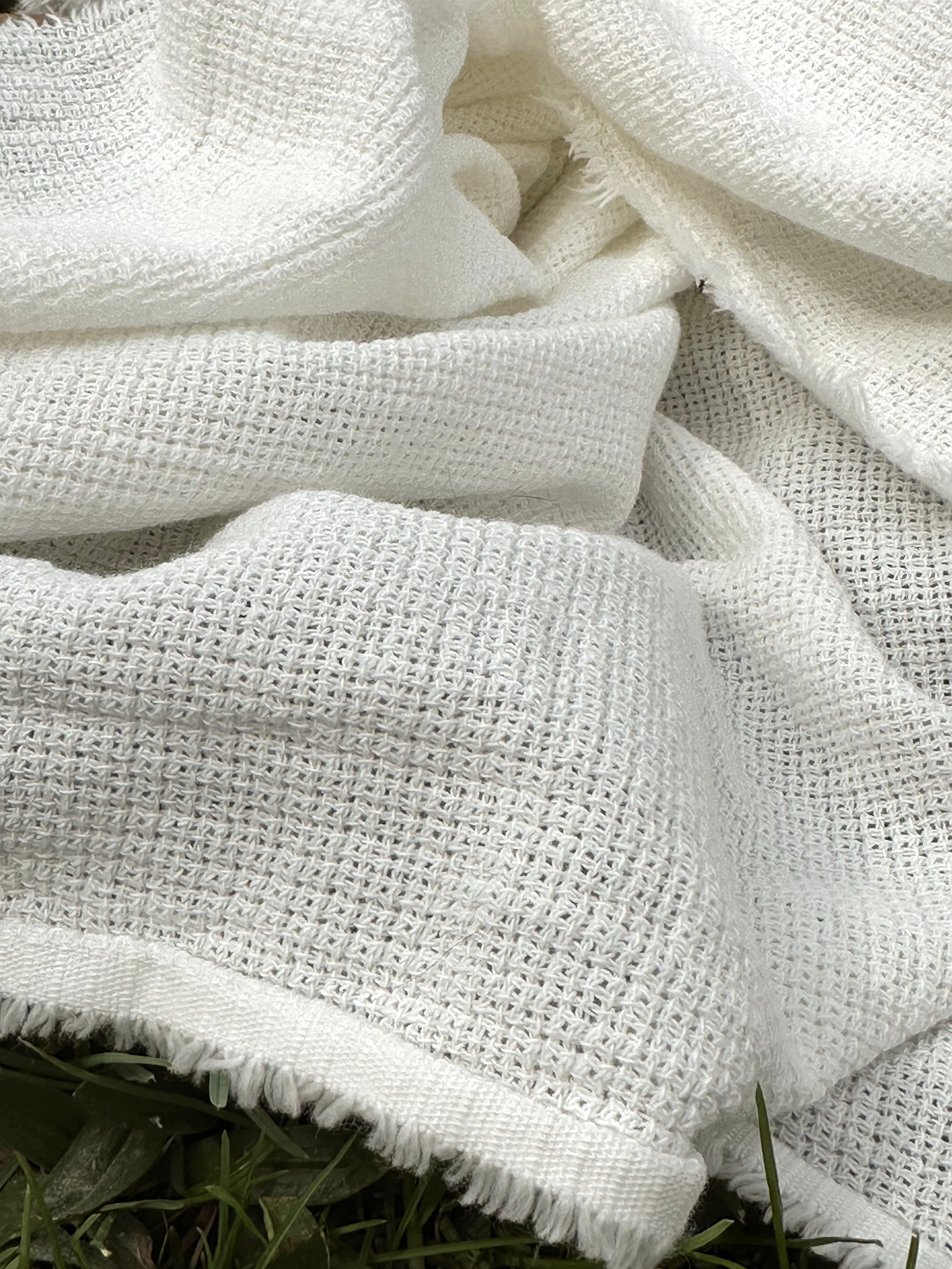 Tissu froissé en coton turc texturé spécial : qualité unique pour les robes d'été kimono et les tenues de nouveau-né | Options de gaze, transparentes et extensibles.