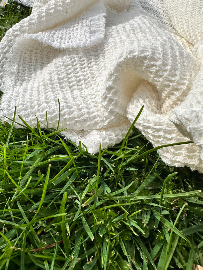 Tissu froissé en coton turc texturé spécial : qualité unique pour les robes d'été kimono et les tenues de nouveau-né | Options de gaze, transparentes et extensibles.