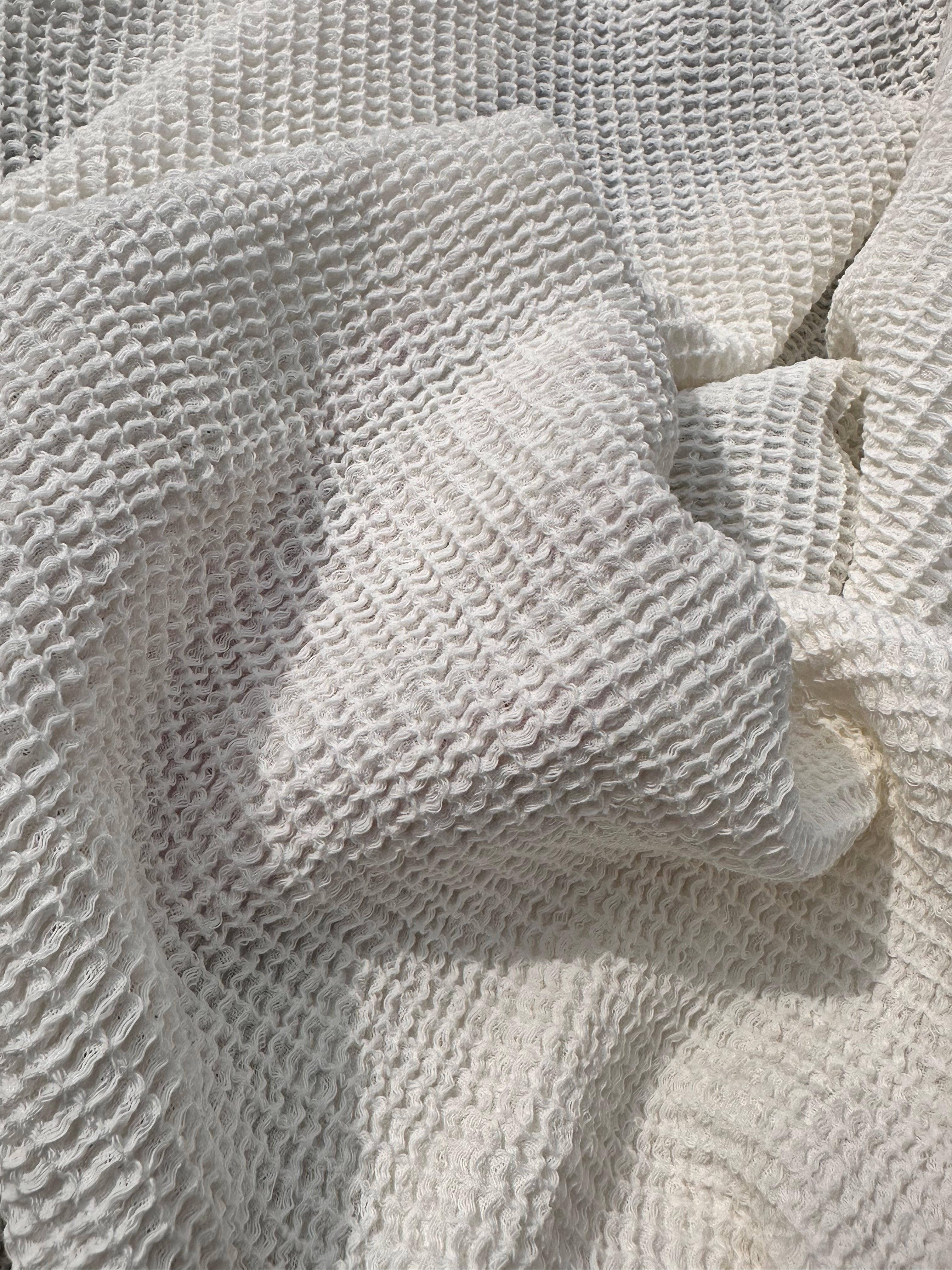 Tissu froissé en coton turc texturé spécial : qualité unique pour les robes d'été kimono et les tenues de nouveau-né | Options de gaze, transparentes et extensibles.