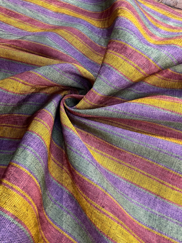 Rembourrage luxueux en soie dorée pour tête de lit ottoman, tissus d'intérieur pour textiles de maison : housses d'oreiller, motifs inspirés du kimono, motifs en filigrane.
