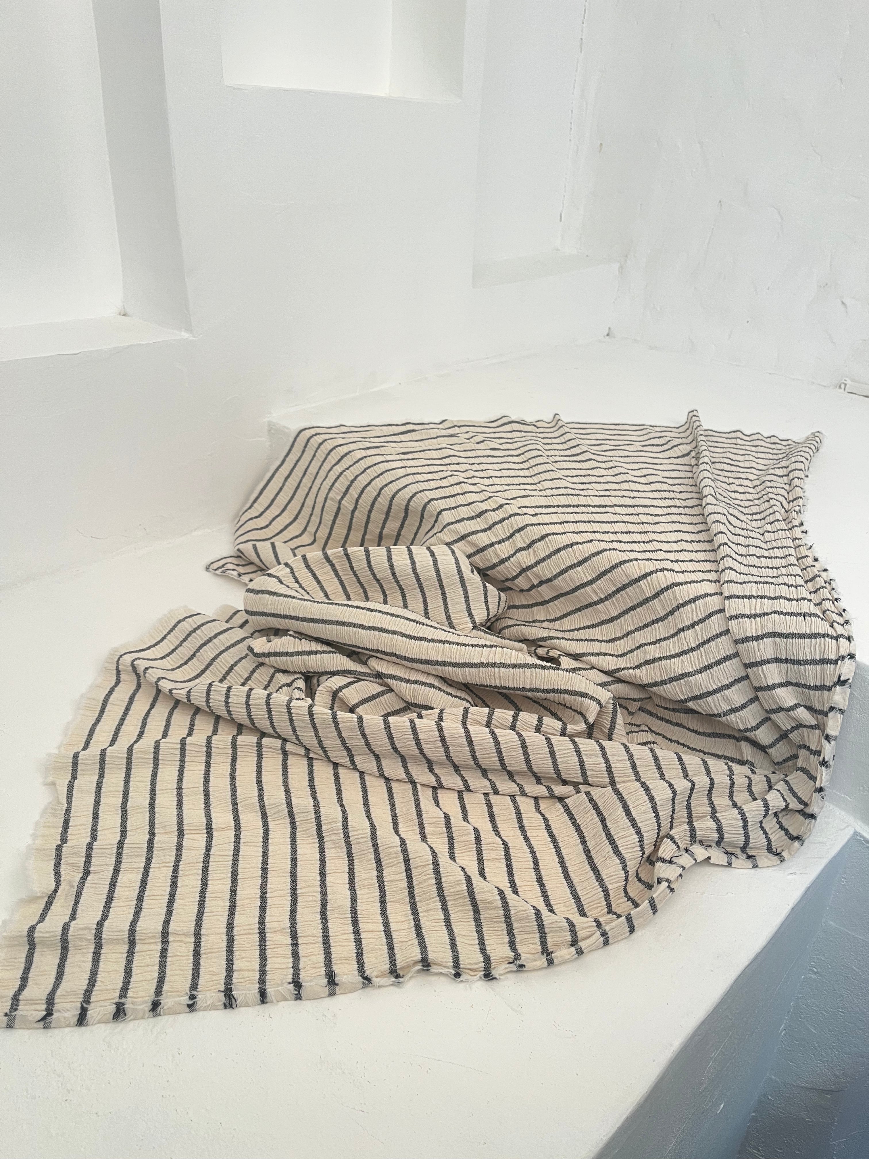 Tissu de gaze froissé de couleur ivoire neutre non blanchi, tissu Sile. Tissu Sile.