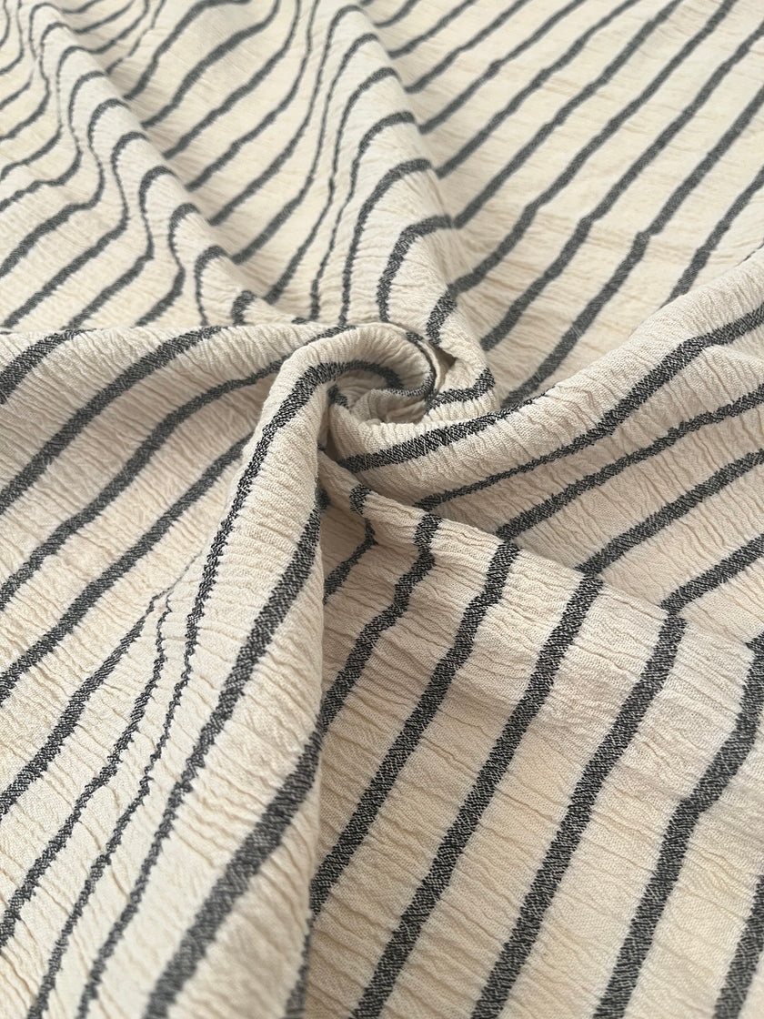 Tissu de gaze froissé de couleur ivoire neutre non blanchi, tissu Sile. Tissu Sile.