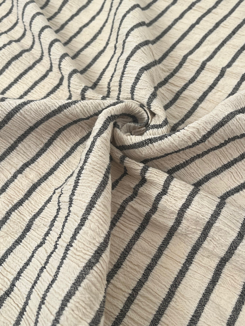 Tissu de gaze froissé de couleur ivoire neutre non blanchi, tissu Sile. Tissu Sile.
