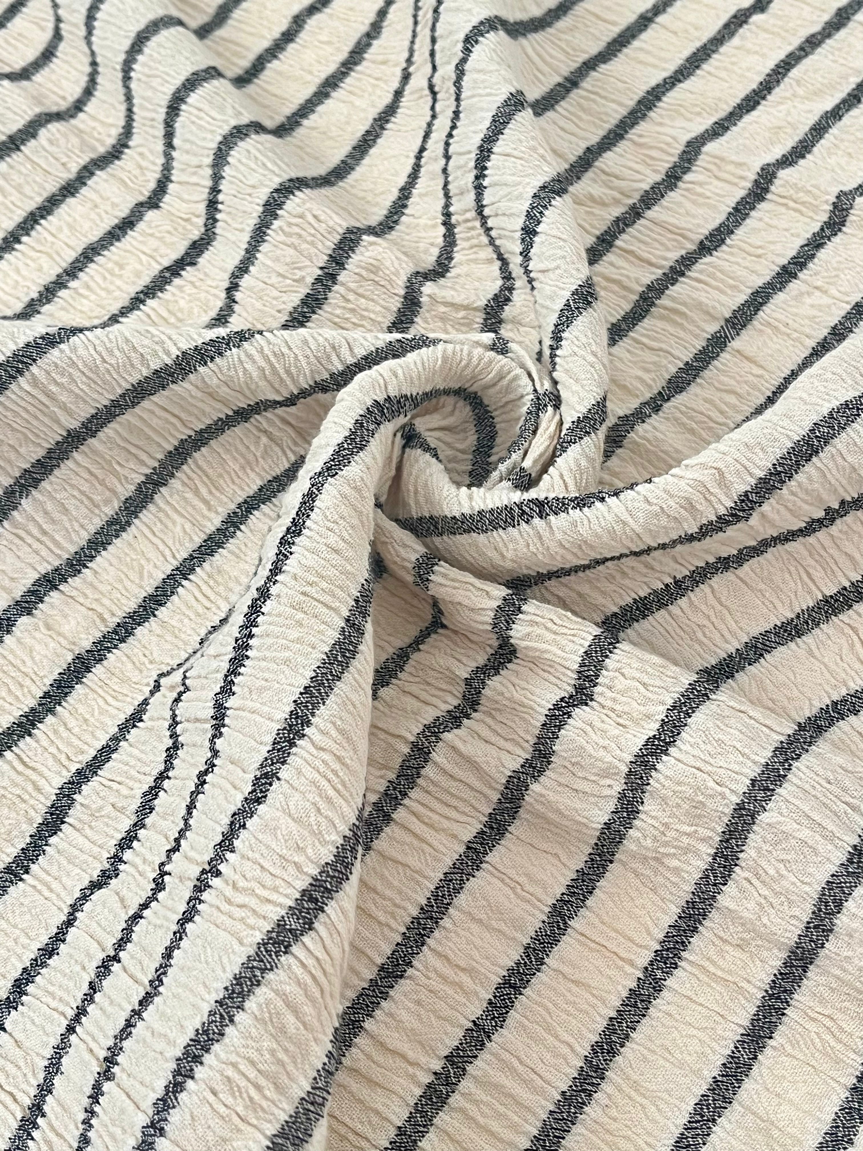 Tissu de gaze froissé de couleur ivoire neutre non blanchi, tissu Sile. Tissu Sile.