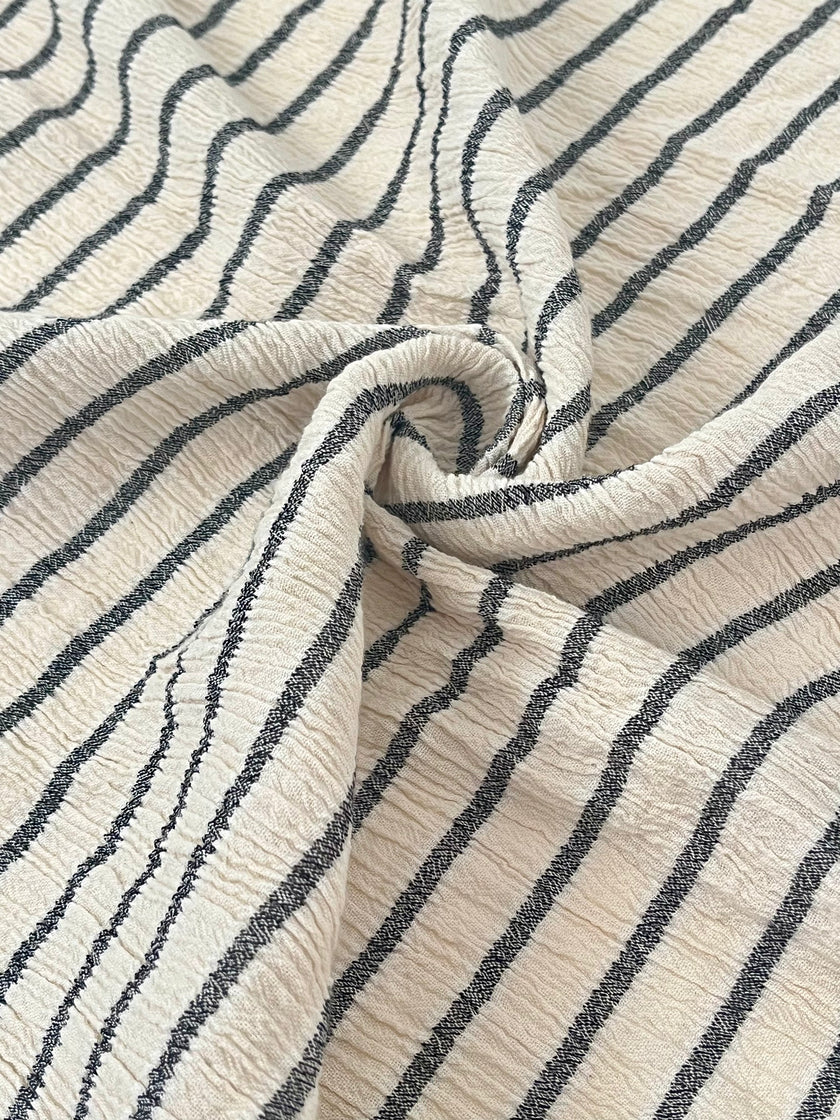 Tissu de gaze froissé de couleur ivoire neutre non blanchi, tissu Sile. Tissu Sile.