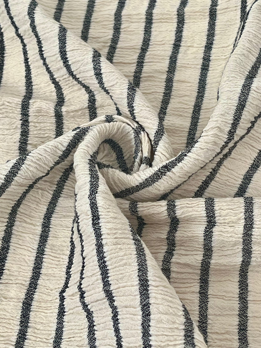 Tissu de gaze froissé de couleur ivoire neutre non blanchi, tissu Sile. Tissu Sile.