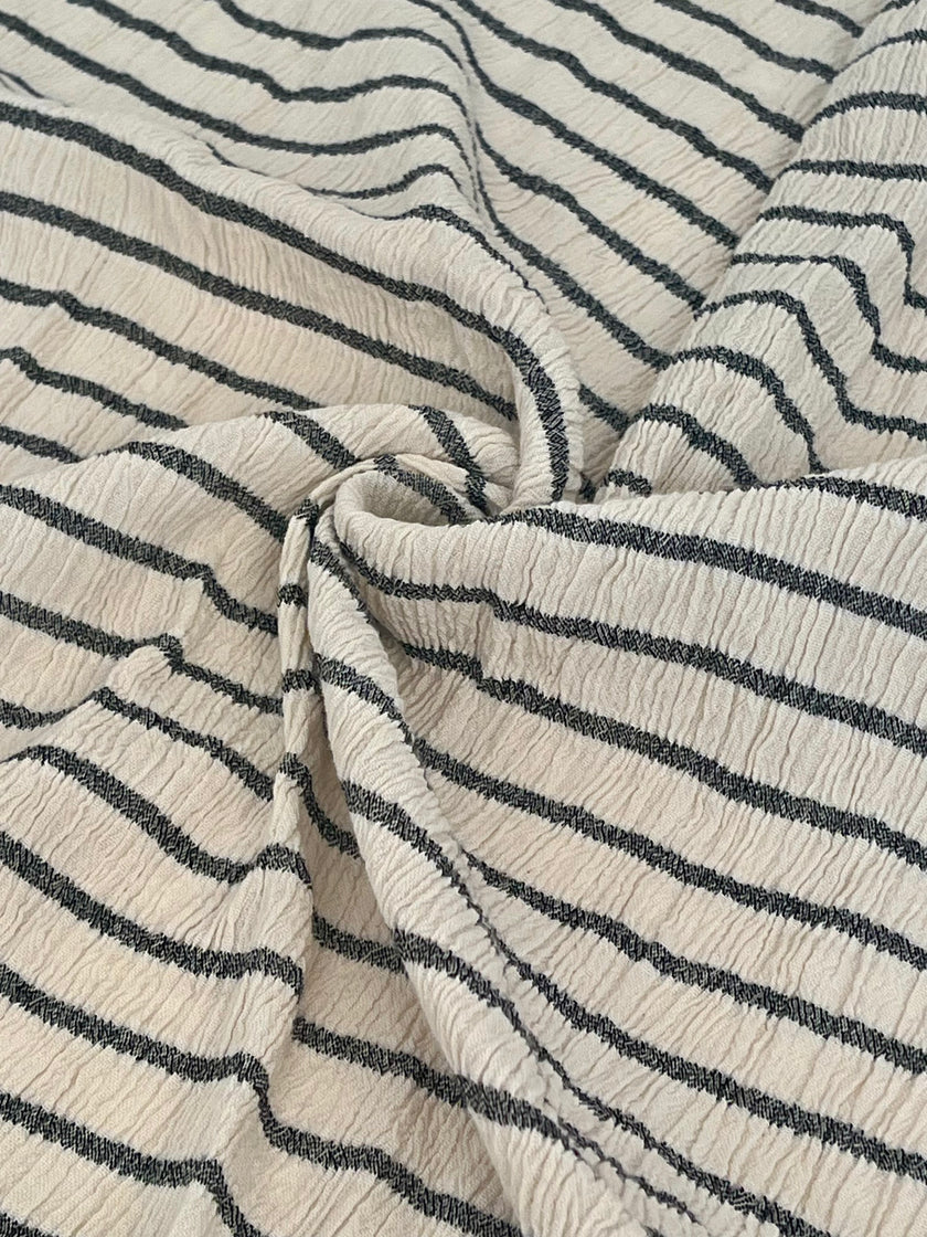 Tissu de gaze froissé de couleur ivoire neutre non blanchi, tissu Sile. Tissu Sile.