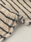 Tissu de gaze froissé de couleur ivoire neutre non blanchi, tissu Sile. Tissu Sile.