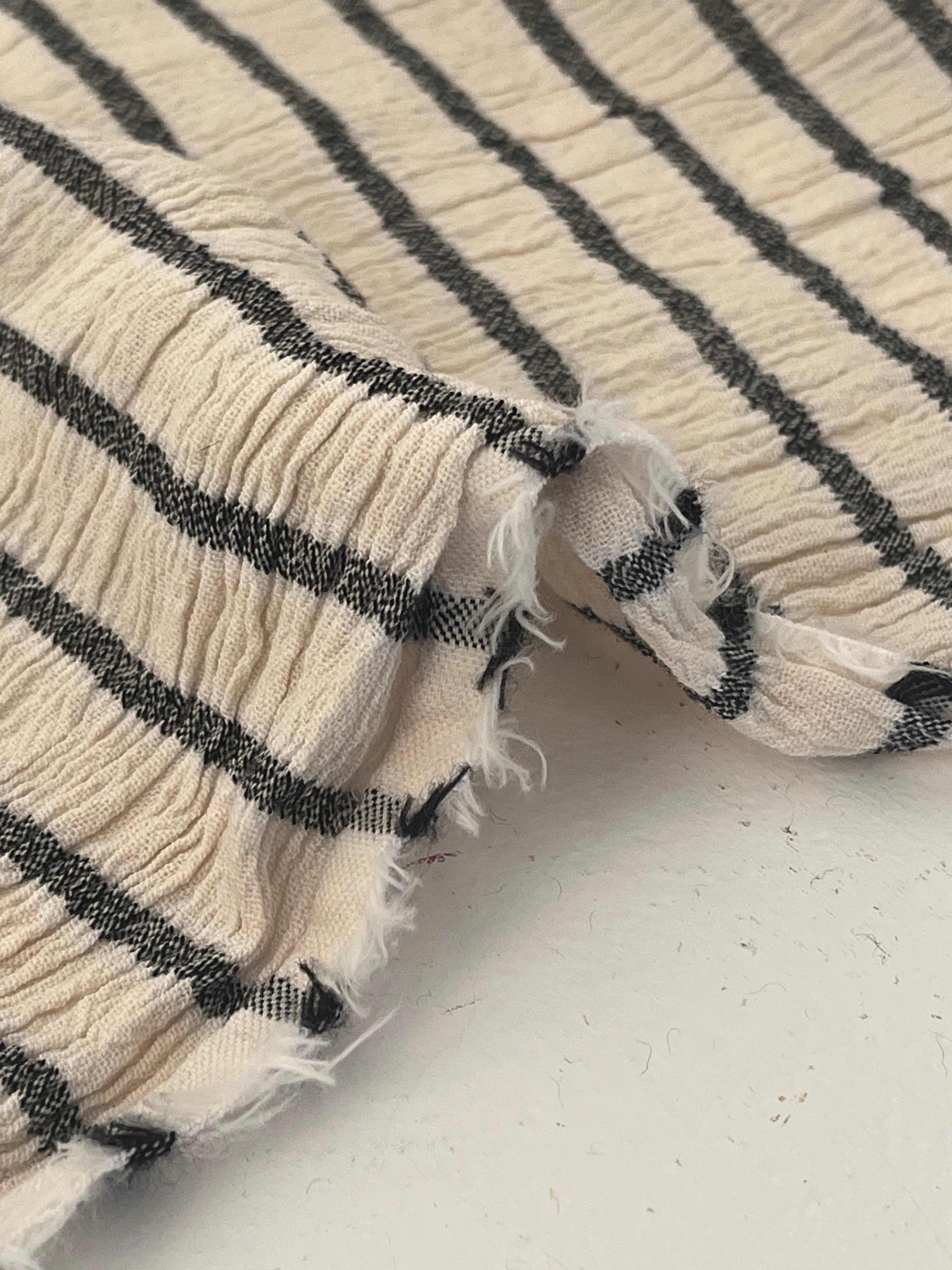 Tissu de gaze froissé de couleur ivoire neutre non blanchi, tissu Sile. Tissu Sile.