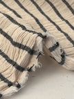 Tissu de gaze froissé de couleur ivoire neutre non blanchi, tissu Sile. Tissu Sile.