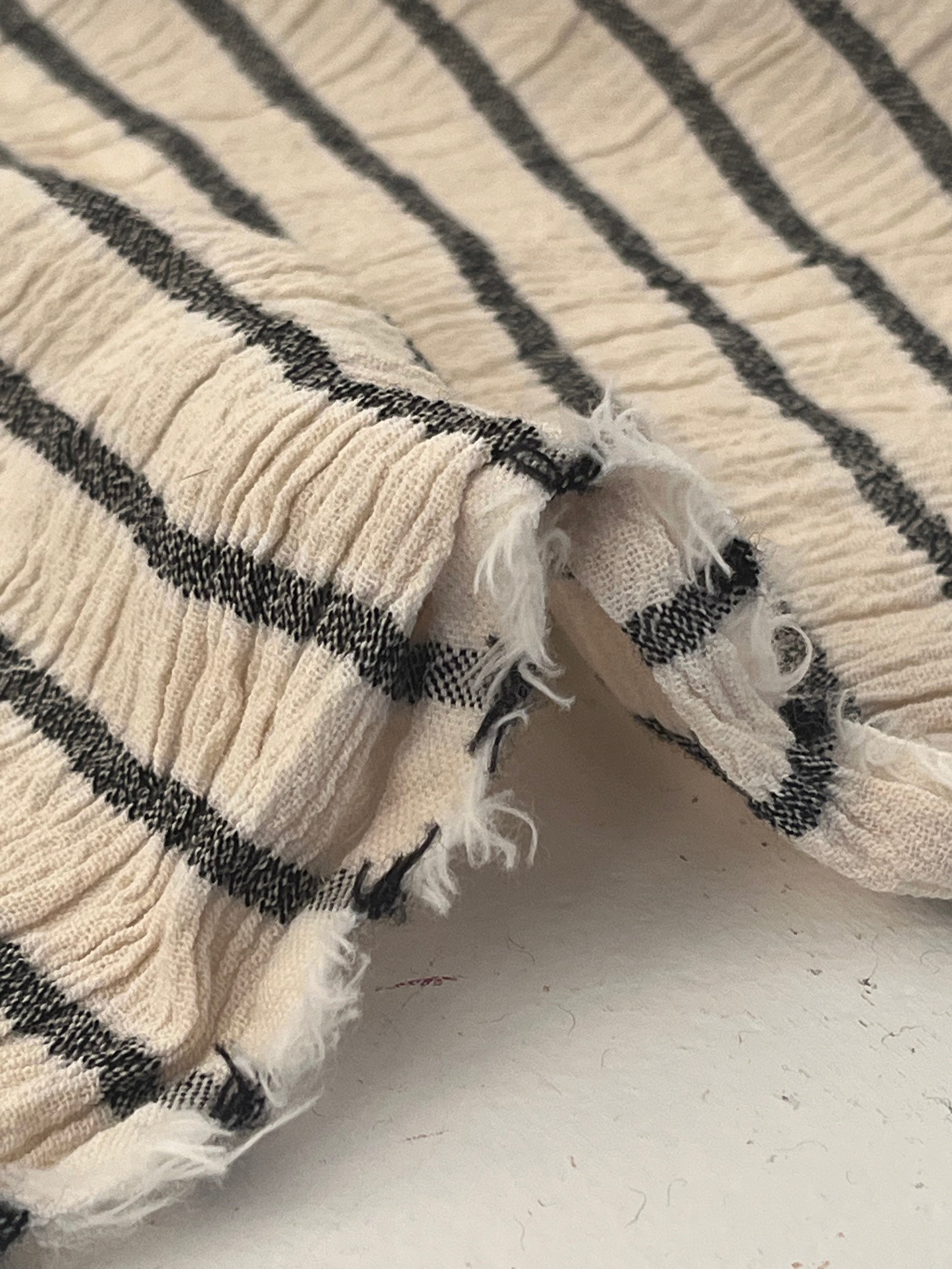 Tissu de gaze froissé de couleur ivoire neutre non blanchi, tissu Sile. Tissu Sile.