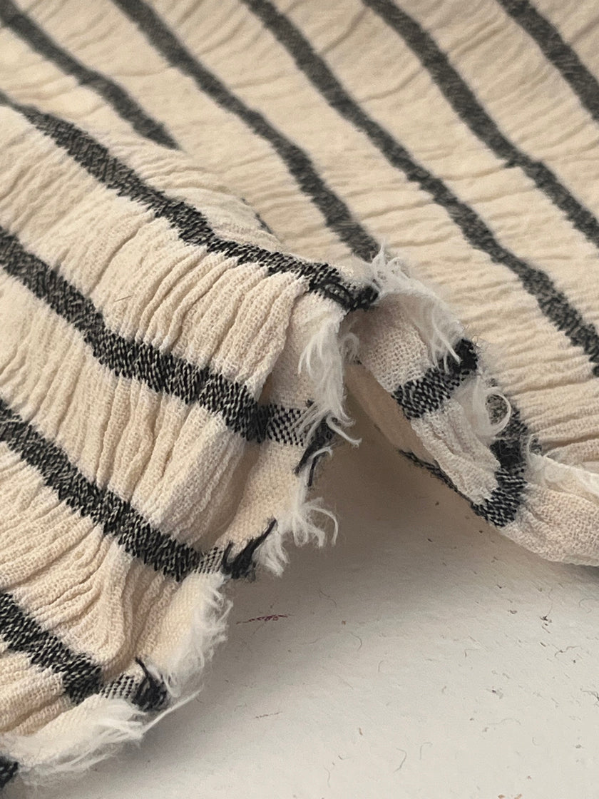 Tissu de gaze froissé de couleur ivoire neutre non blanchi, tissu Sile. Tissu Sile.