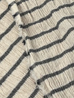 Tissu de gaze froissé de couleur ivoire neutre non blanchi, tissu Sile. Tissu Sile.