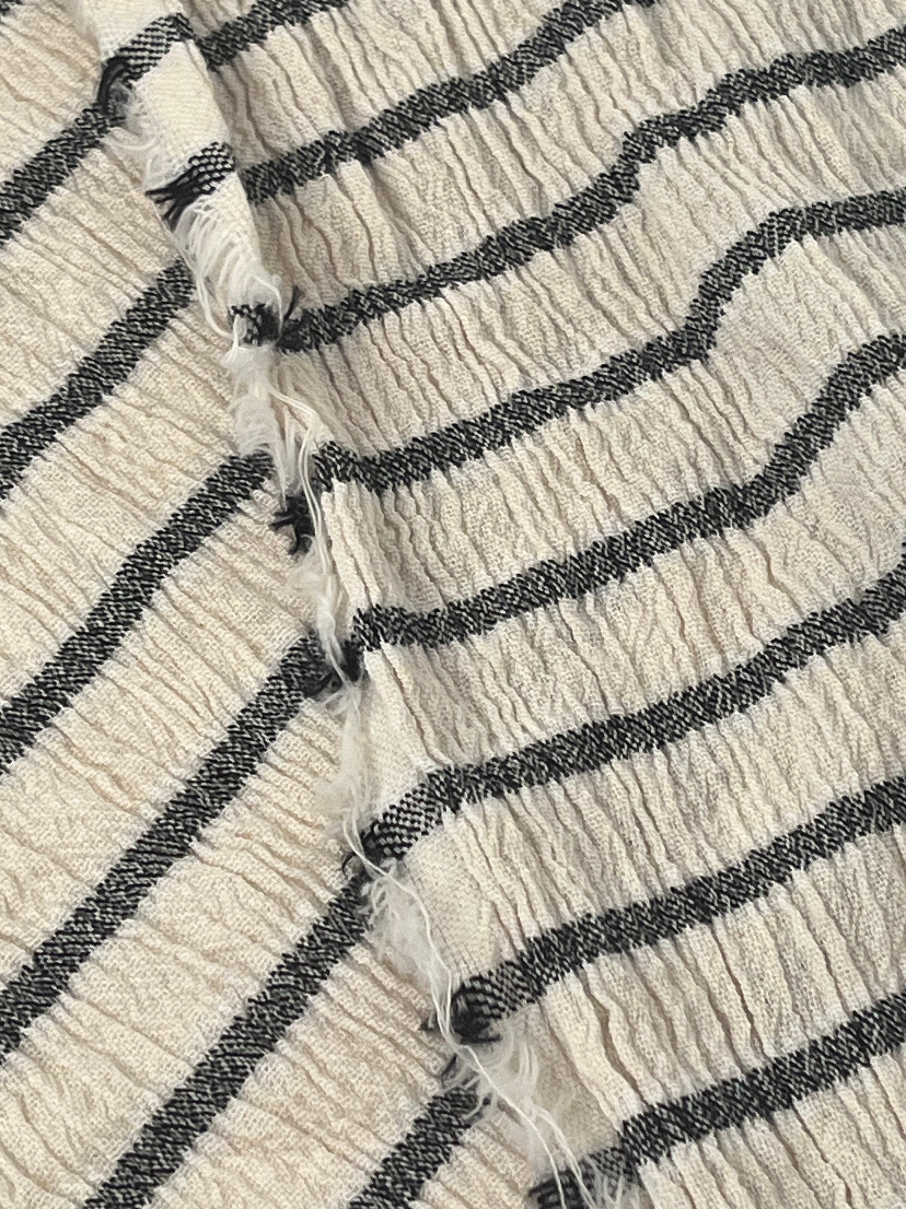 Tissu de gaze froissé de couleur ivoire neutre non blanchi, tissu Sile. Tissu Sile.