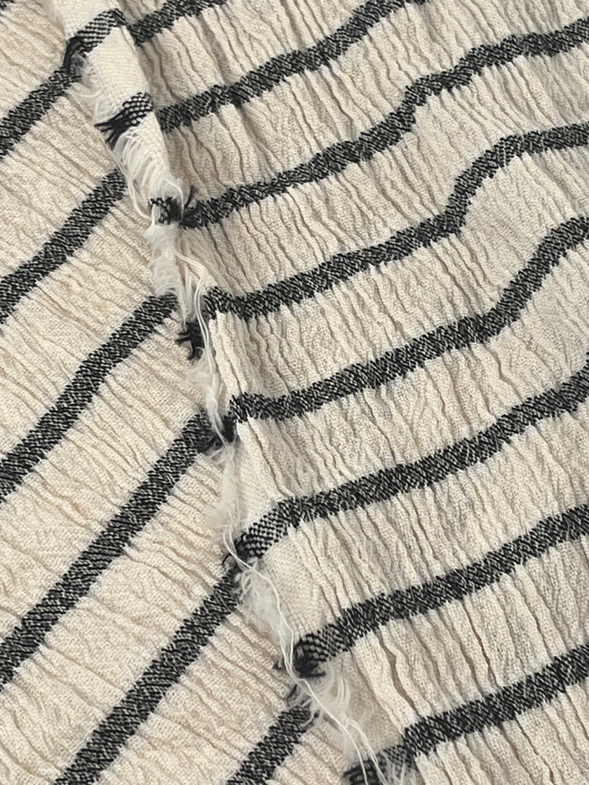 Tissu de gaze froissé de couleur ivoire neutre non blanchi, tissu Sile. Tissu Sile.
