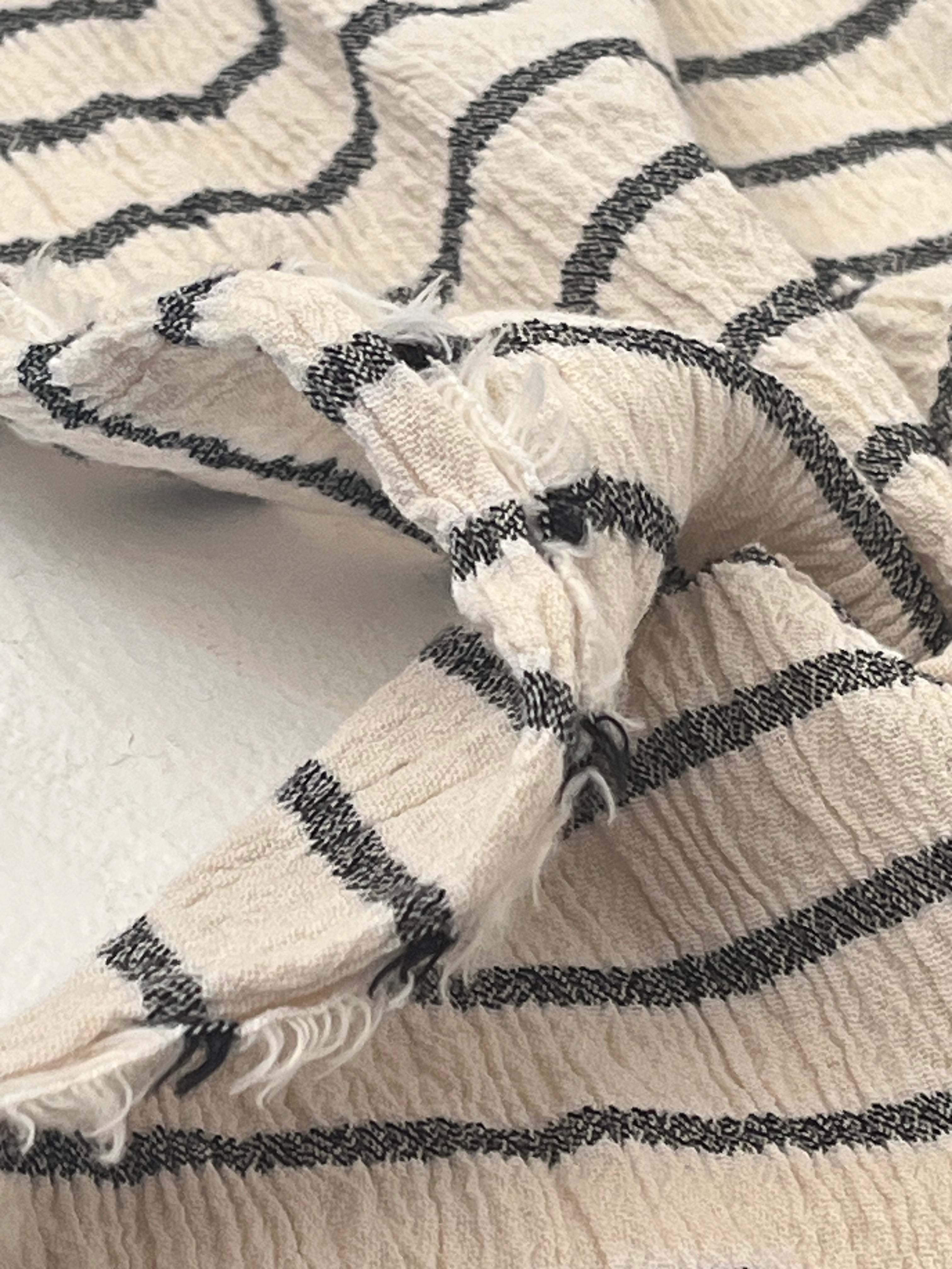 Tissu de gaze froissé de couleur ivoire neutre non blanchi, tissu Sile. Tissu Sile.