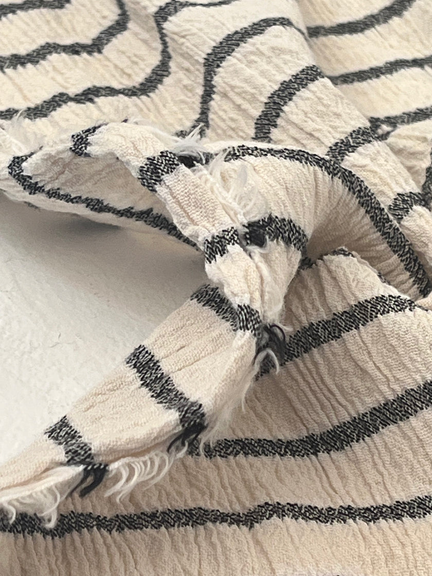 Tissu de gaze froissé de couleur ivoire neutre non blanchi, tissu Sile. Tissu Sile.