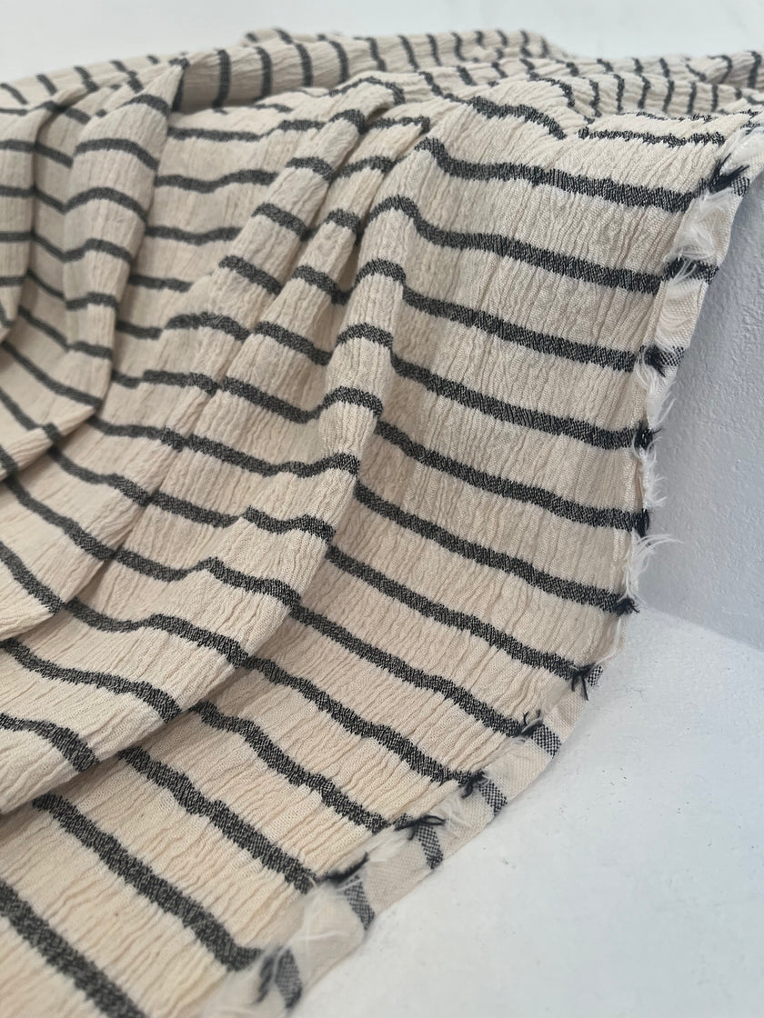 Tissu de gaze froissé de couleur ivoire neutre non blanchi, tissu Sile. Tissu Sile.