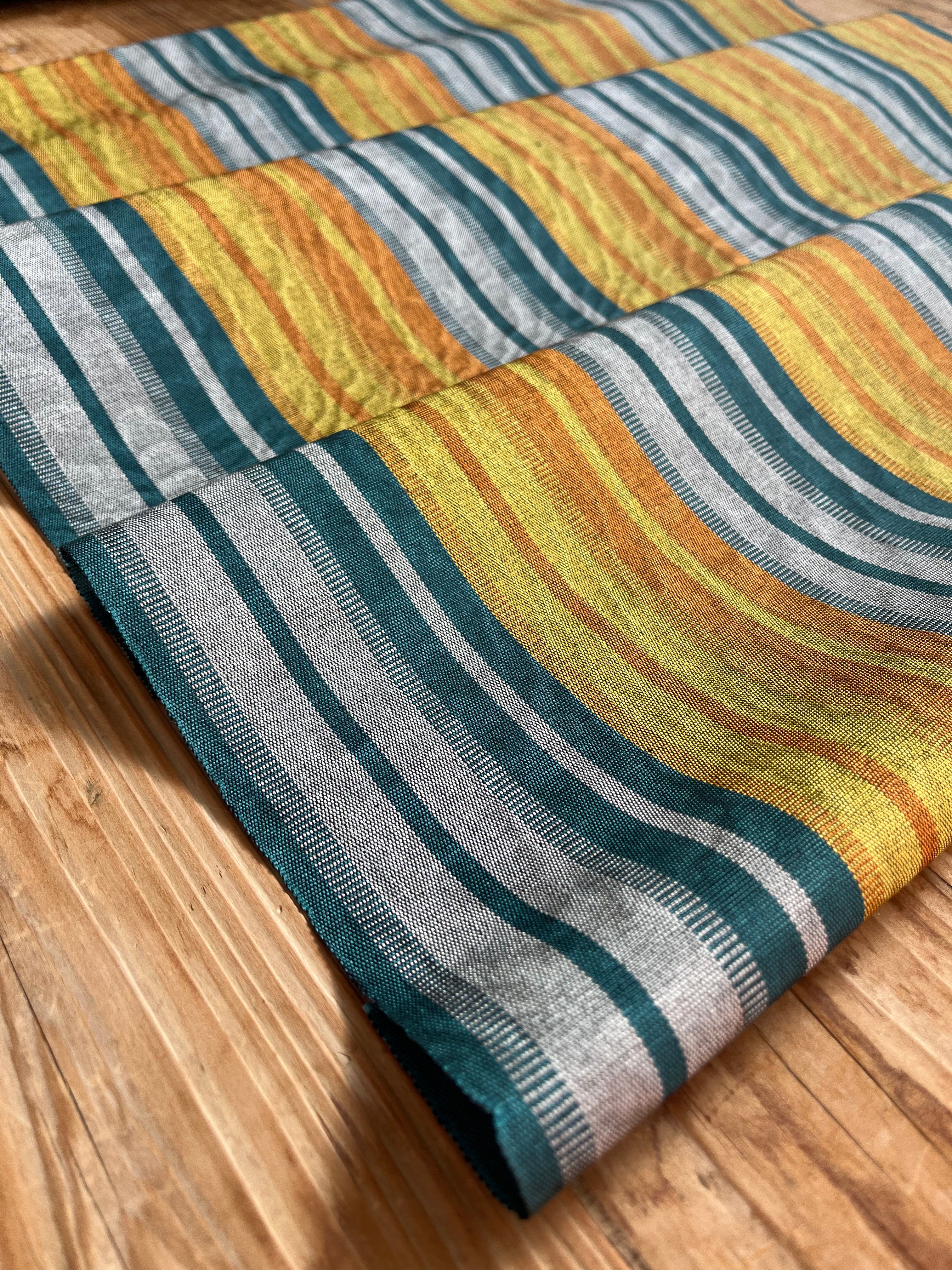Rembourrage luxueux en soie dorée pour tête de lit ottoman, tissus d'intérieur pour textiles de maison : housses d'oreiller, motifs inspirés du kimono, motifs en filigrane.