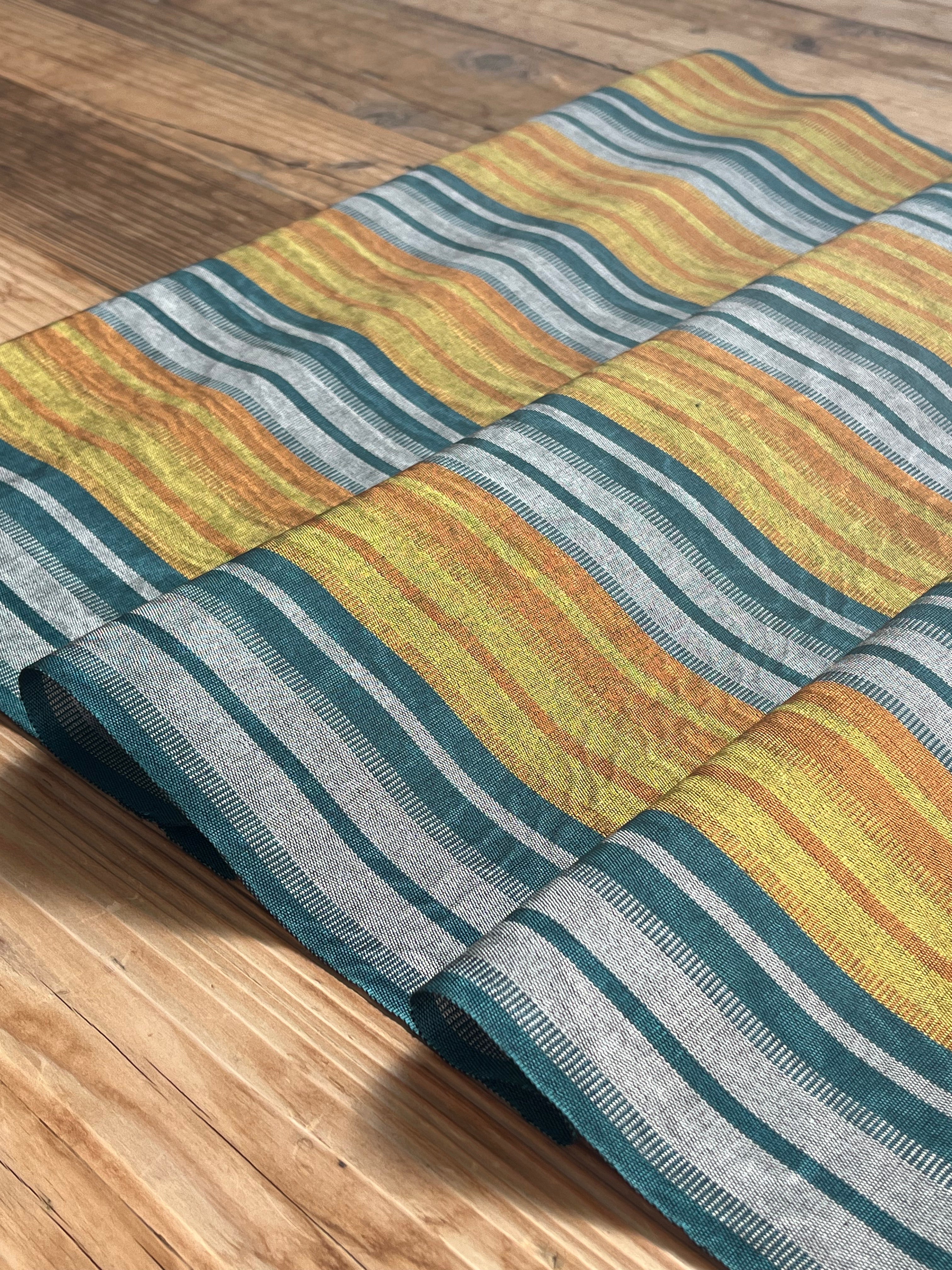 Rembourrage luxueux en soie dorée pour tête de lit ottoman, tissus d'intérieur pour textiles de maison : housses d'oreiller, motifs inspirés du kimono, motifs en filigrane.