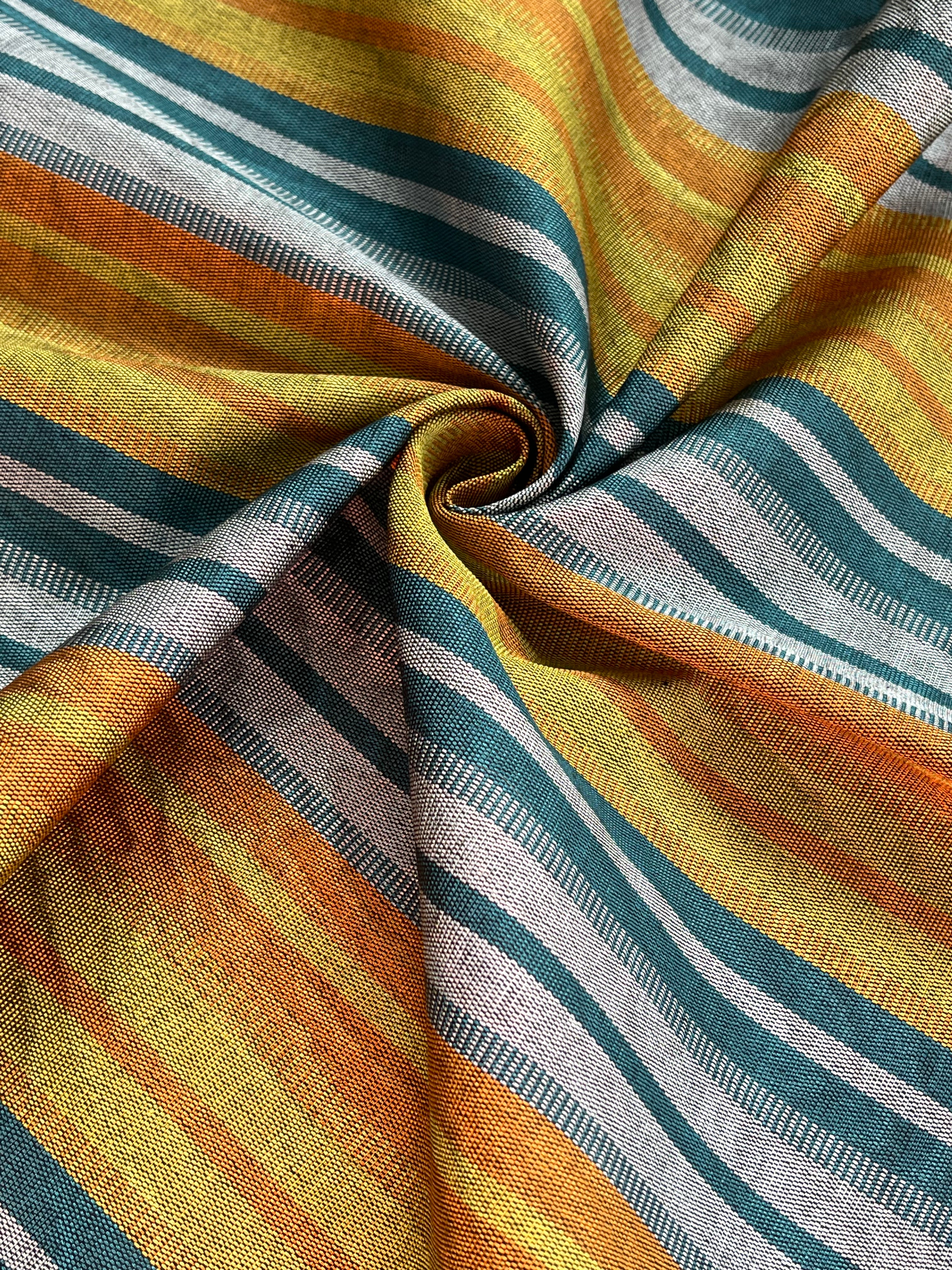 Rembourrage luxueux en soie dorée pour tête de lit ottoman, tissus d'intérieur pour textiles de maison : housses d'oreiller, motifs inspirés du kimono, motifs en filigrane.