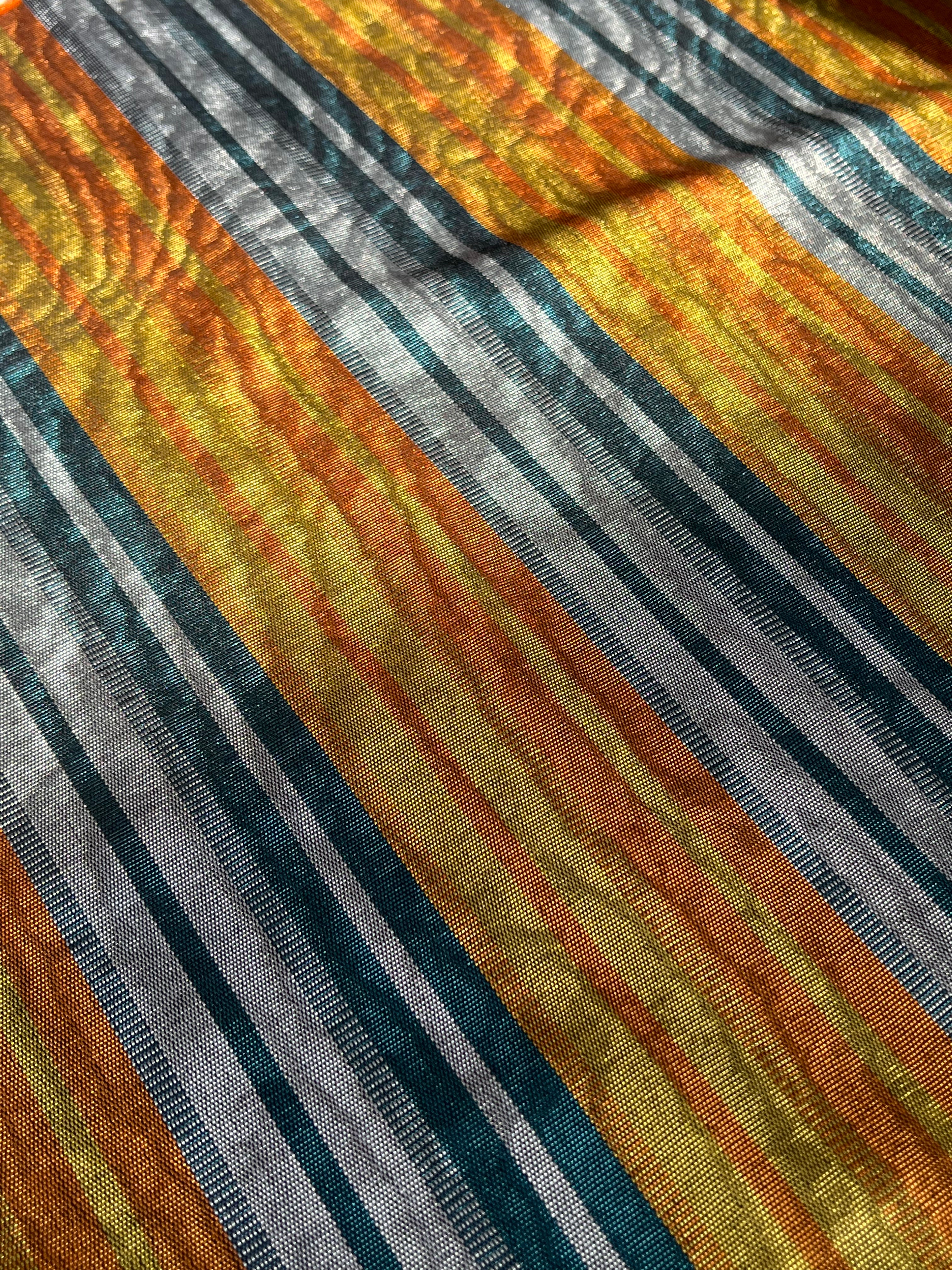 Rembourrage luxueux en soie dorée pour tête de lit ottoman, tissus d'intérieur pour textiles de maison : housses d'oreiller, motifs inspirés du kimono, motifs en filigrane.
