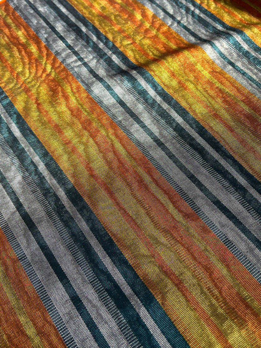 Rembourrage luxueux en soie dorée pour tête de lit ottoman, tissus d'intérieur pour textiles de maison : housses d'oreiller, motifs inspirés du kimono, motifs en filigrane.