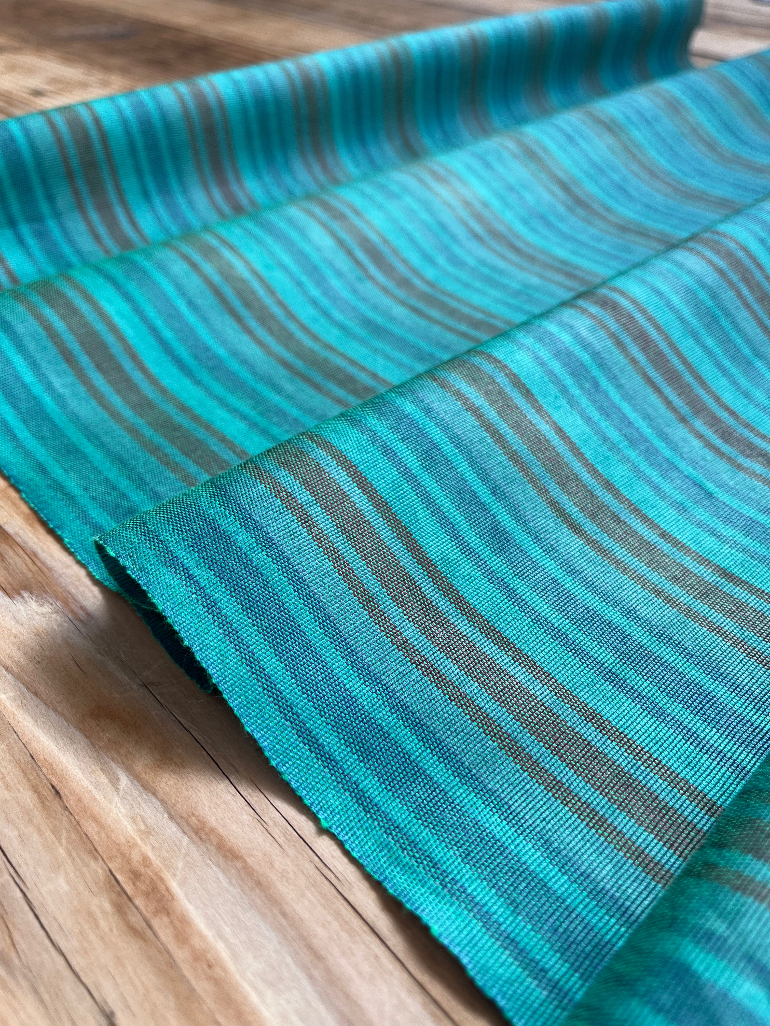 Rembourrage luxueux en soie dorée pour tête de lit ottoman, tissus d'intérieur pour textiles de maison : housses d'oreiller, motifs inspirés du kimono, motifs en filigrane.