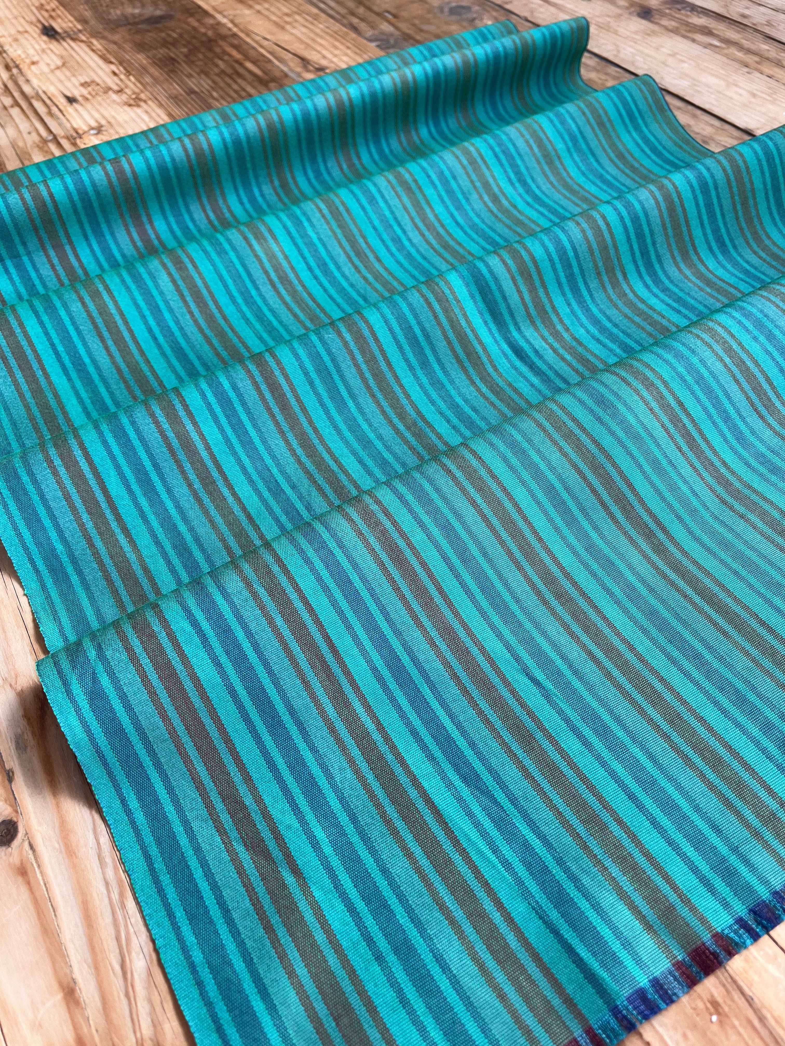 Rembourrage luxueux en soie dorée pour tête de lit ottoman, tissus d'intérieur pour textiles de maison : housses d'oreiller, motifs inspirés du kimono, motifs en filigrane.