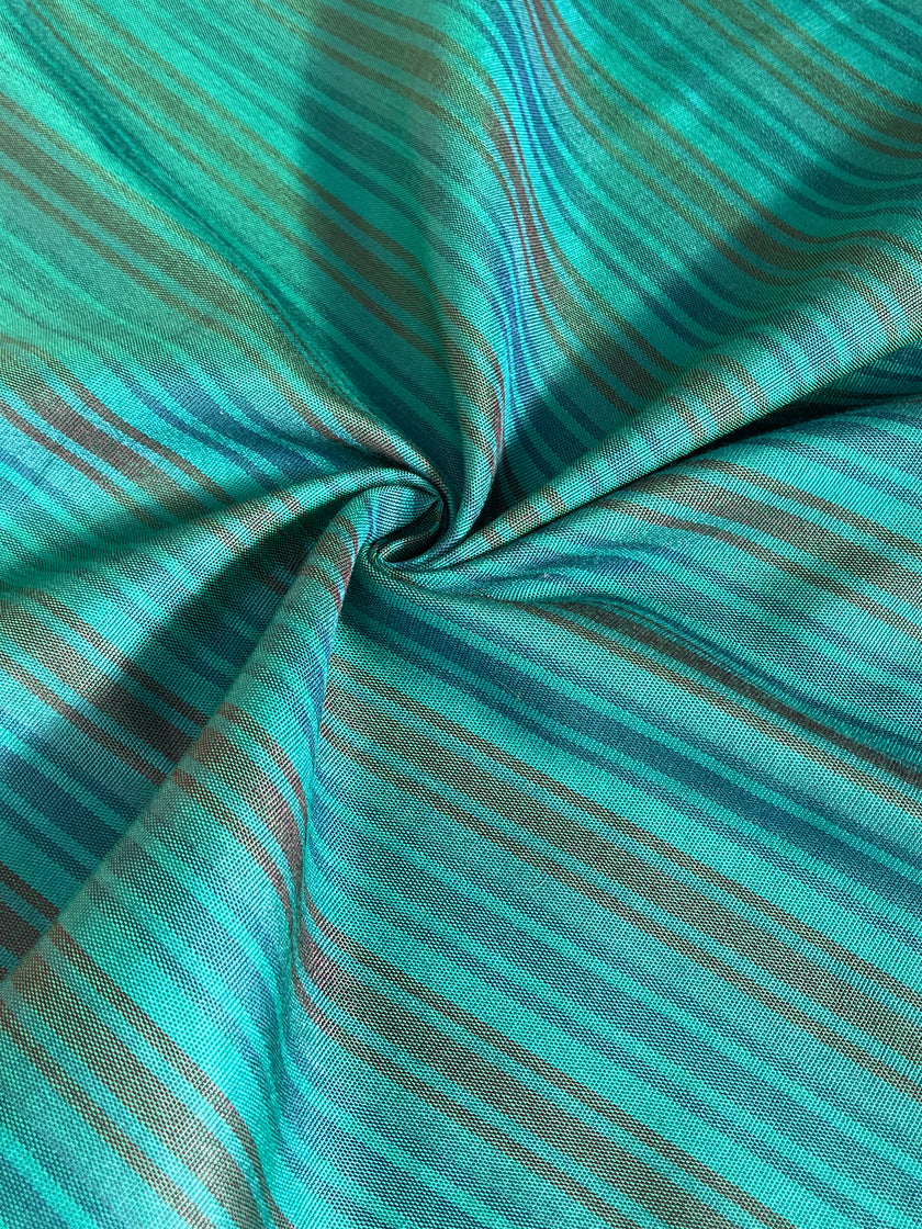 Rembourrage luxueux en soie dorée pour tête de lit ottoman, tissus d'intérieur pour textiles de maison : housses d'oreiller, motifs inspirés du kimono, motifs en filigrane.