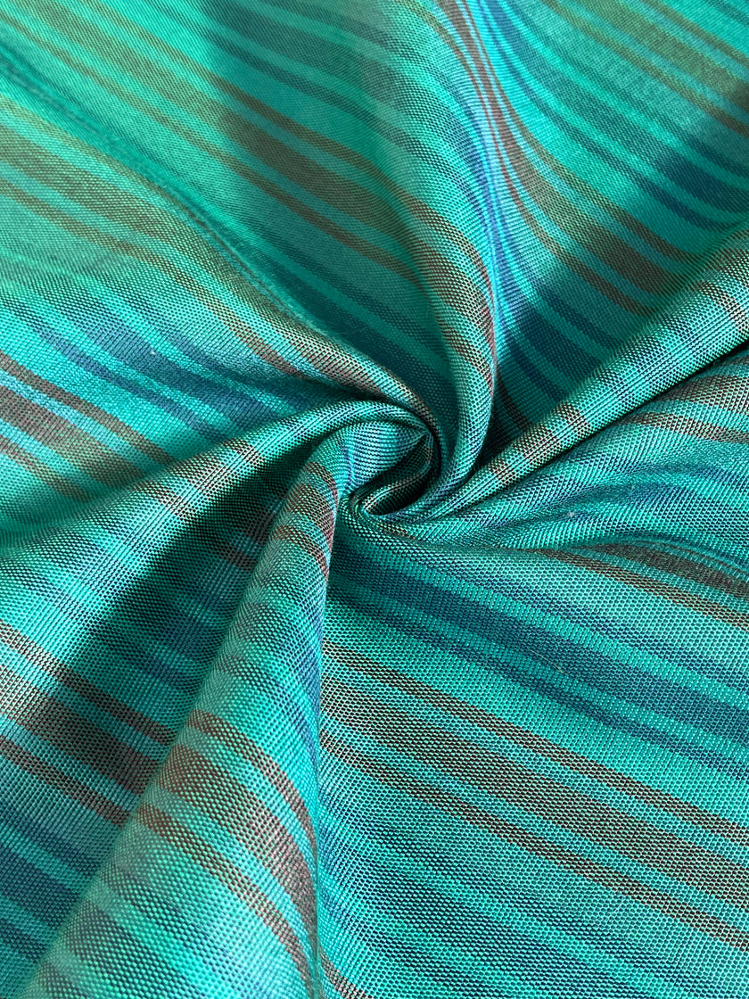 Rembourrage luxueux en soie dorée pour tête de lit ottoman, tissus d'intérieur pour textiles de maison : housses d'oreiller, motifs inspirés du kimono, motifs en filigrane.