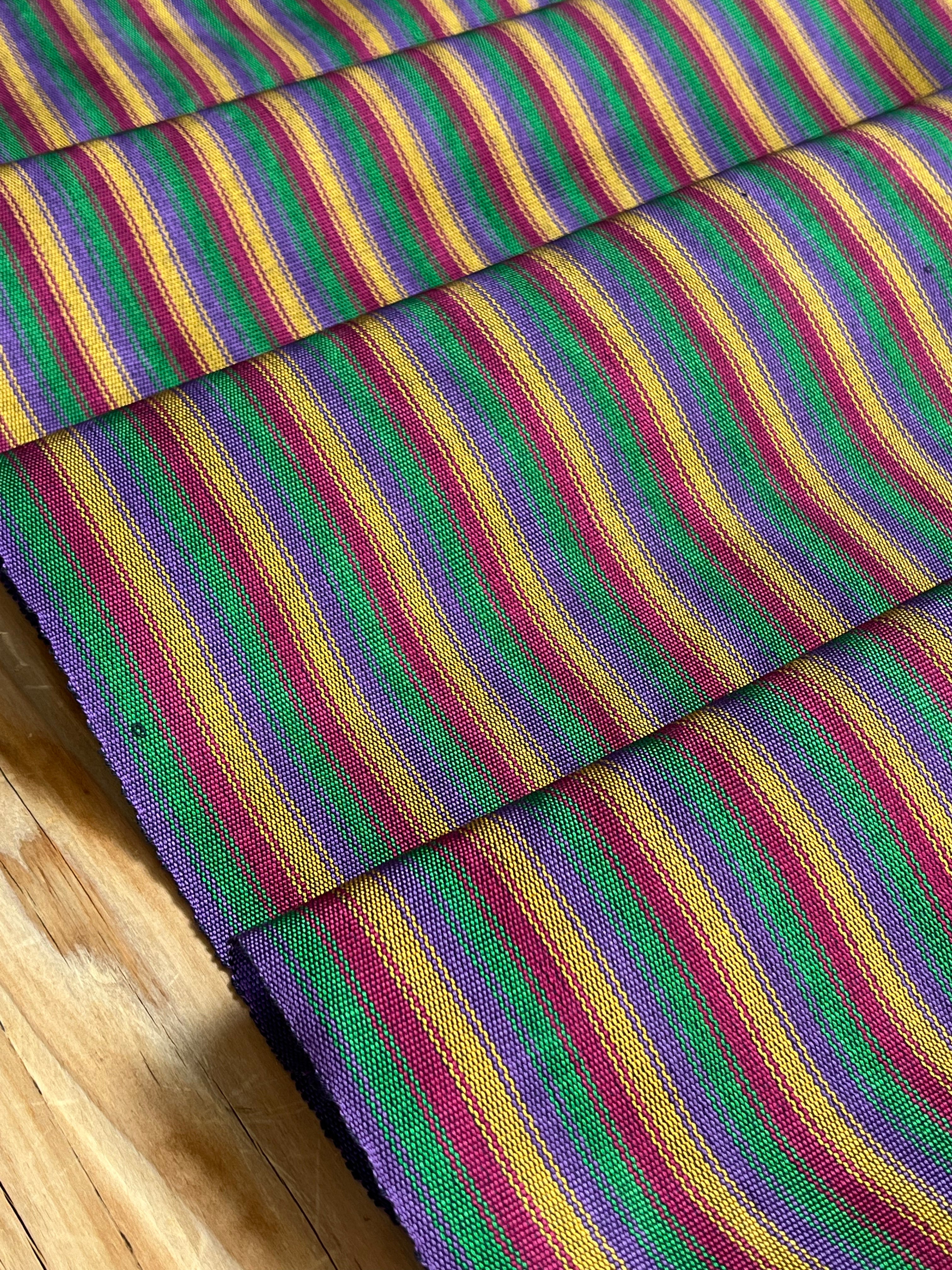 Rembourrage luxueux en soie dorée pour tête de lit ottoman, tissus d'intérieur pour textiles de maison : housses d'oreiller, motifs inspirés du kimono, motifs en filigrane.