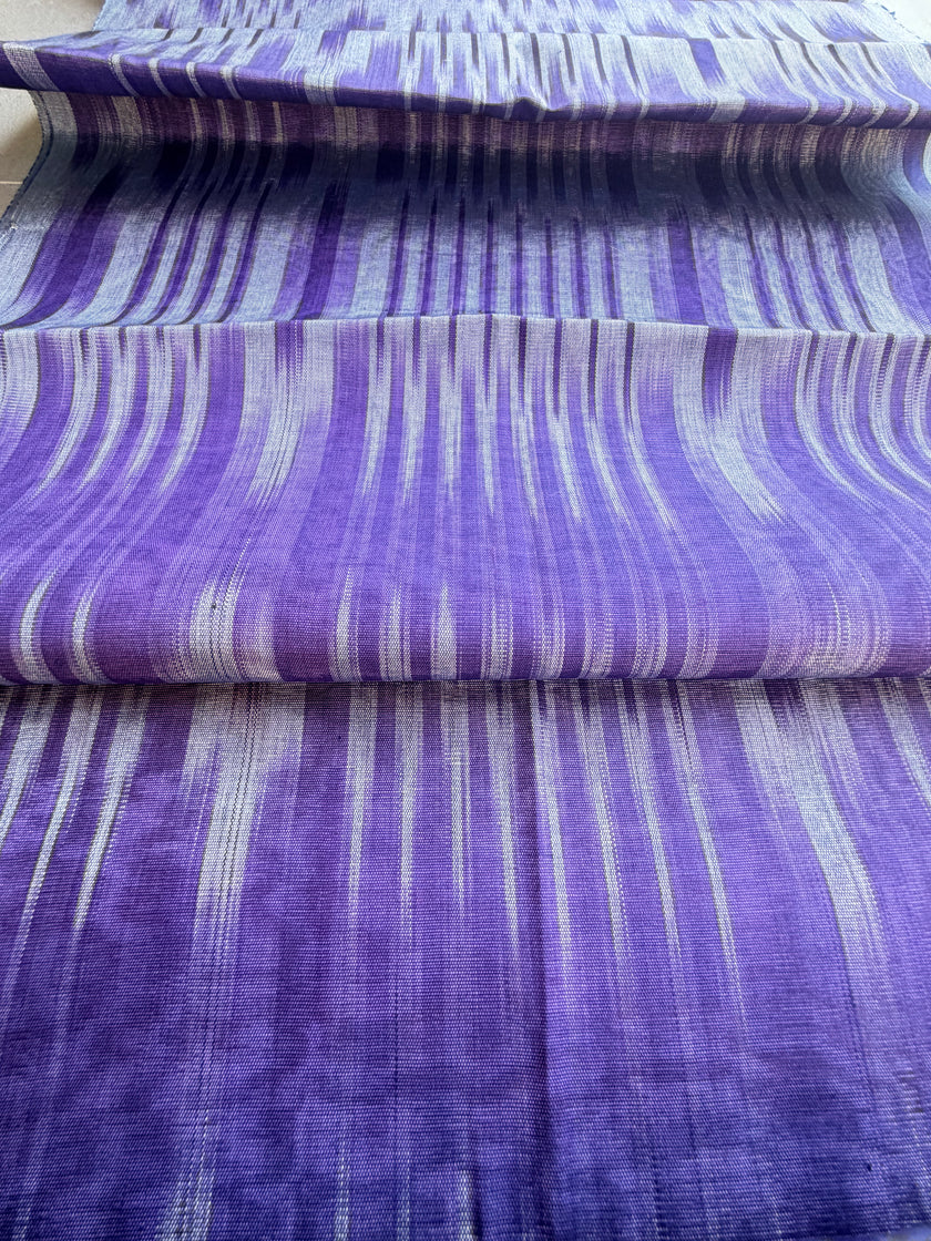 Rembourrage luxueux en soie à rayures Ikat bleues pour tête de lit ottoman, tissus d'intérieur pour textiles de maison : housses d'oreiller, motifs inspirés du kimono, motifs en filigrane.