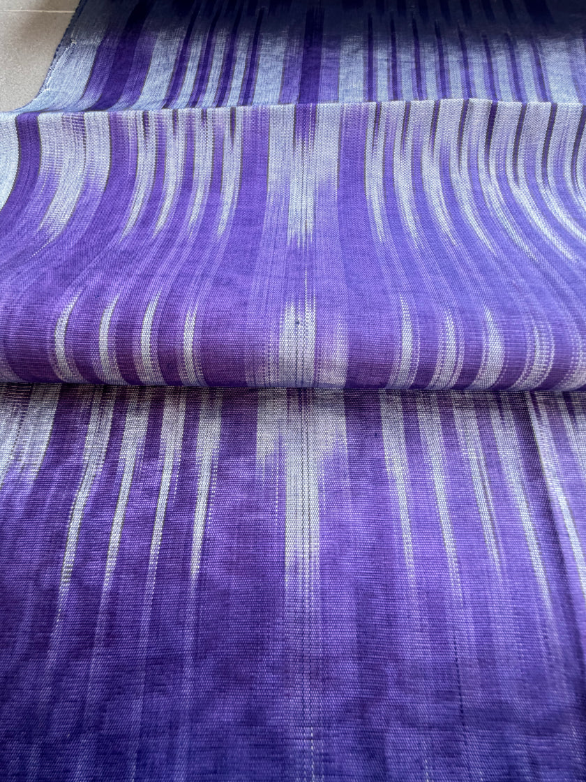Rembourrage luxueux en soie à rayures Ikat bleues pour tête de lit ottoman, tissus d'intérieur pour textiles de maison : housses d'oreiller, motifs inspirés du kimono, motifs en filigrane.