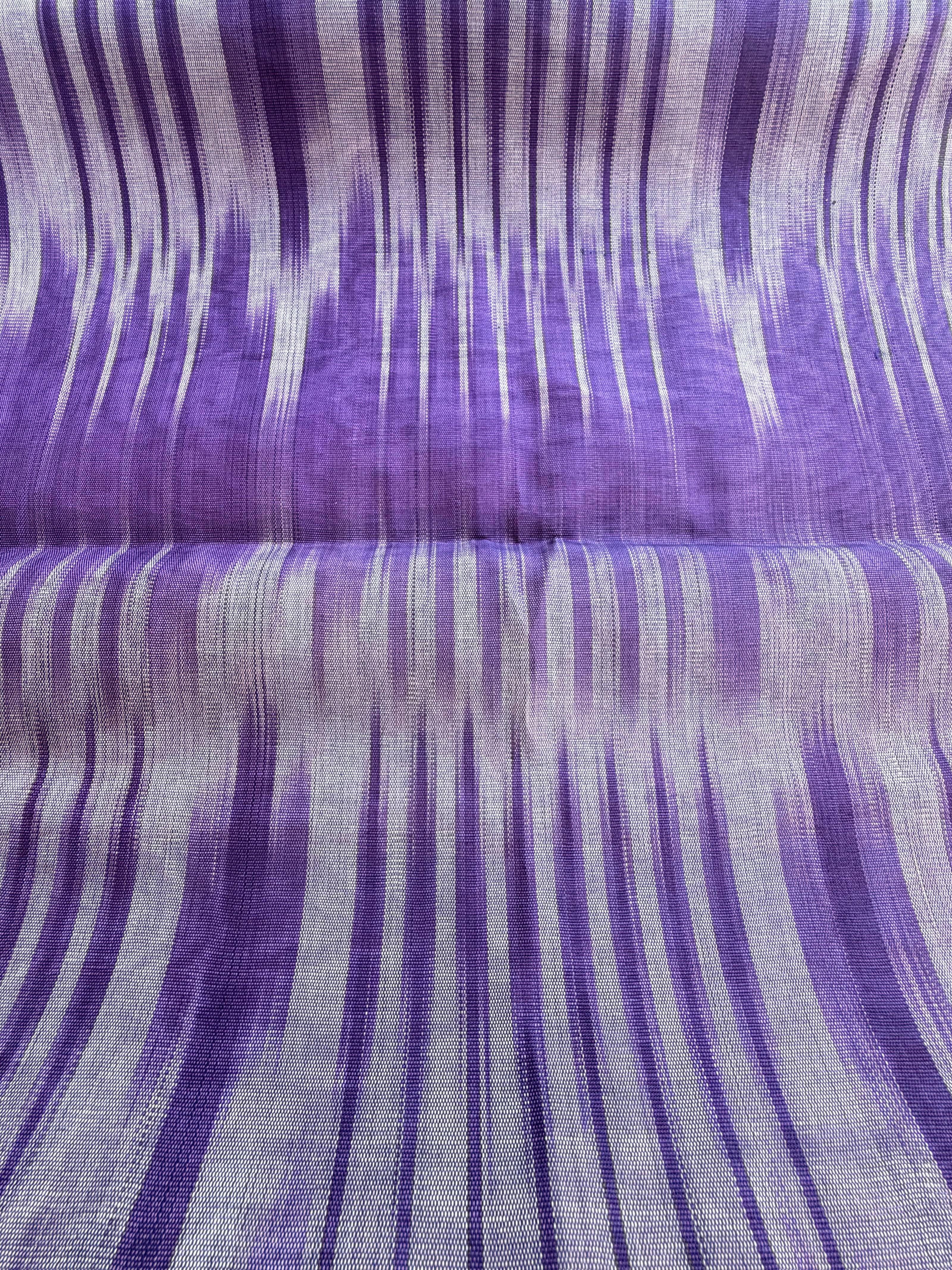 Rembourrage luxueux en soie à rayures Ikat bleues pour tête de lit ottoman, tissus d'intérieur pour textiles de maison : housses d'oreiller, motifs inspirés du kimono, motifs en filigrane.