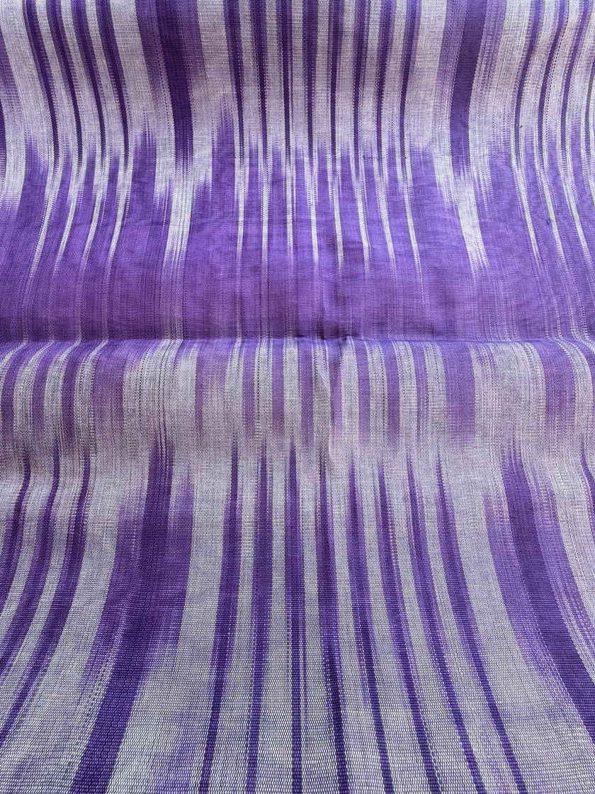 Rembourrage luxueux en soie à rayures Ikat bleues pour tête de lit ottoman, tissus d'intérieur pour textiles de maison : housses d'oreiller, motifs inspirés du kimono, motifs en filigrane.