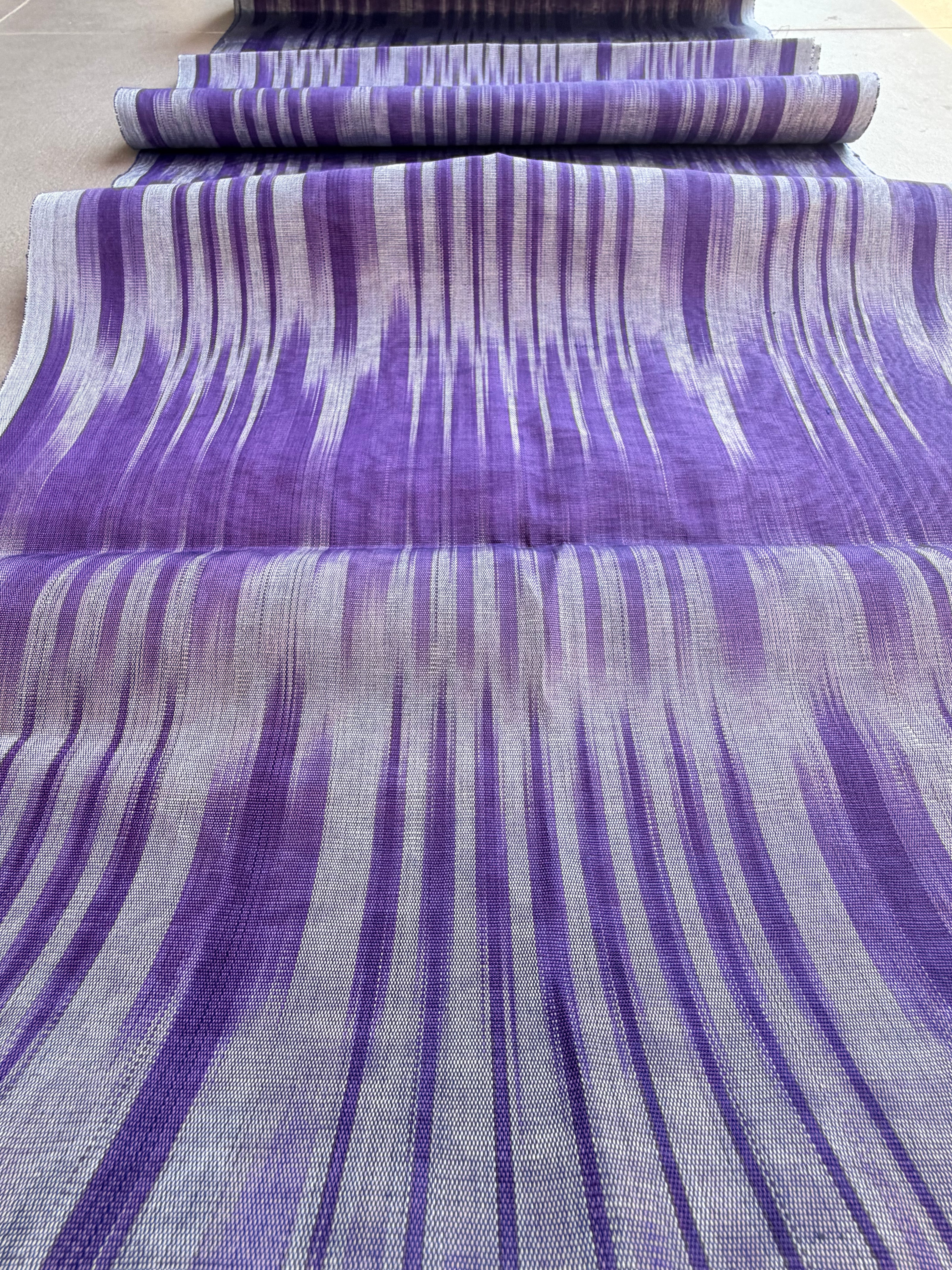 Rembourrage luxueux en soie à rayures Ikat bleues pour tête de lit ottoman, tissus d'intérieur pour textiles de maison : housses d'oreiller, motifs inspirés du kimono, motifs en filigrane.