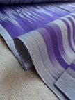 Rembourrage luxueux en soie à rayures Ikat bleues pour tête de lit ottoman, tissus d'intérieur pour textiles de maison : housses d'oreiller, motifs inspirés du kimono, motifs en filigrane.