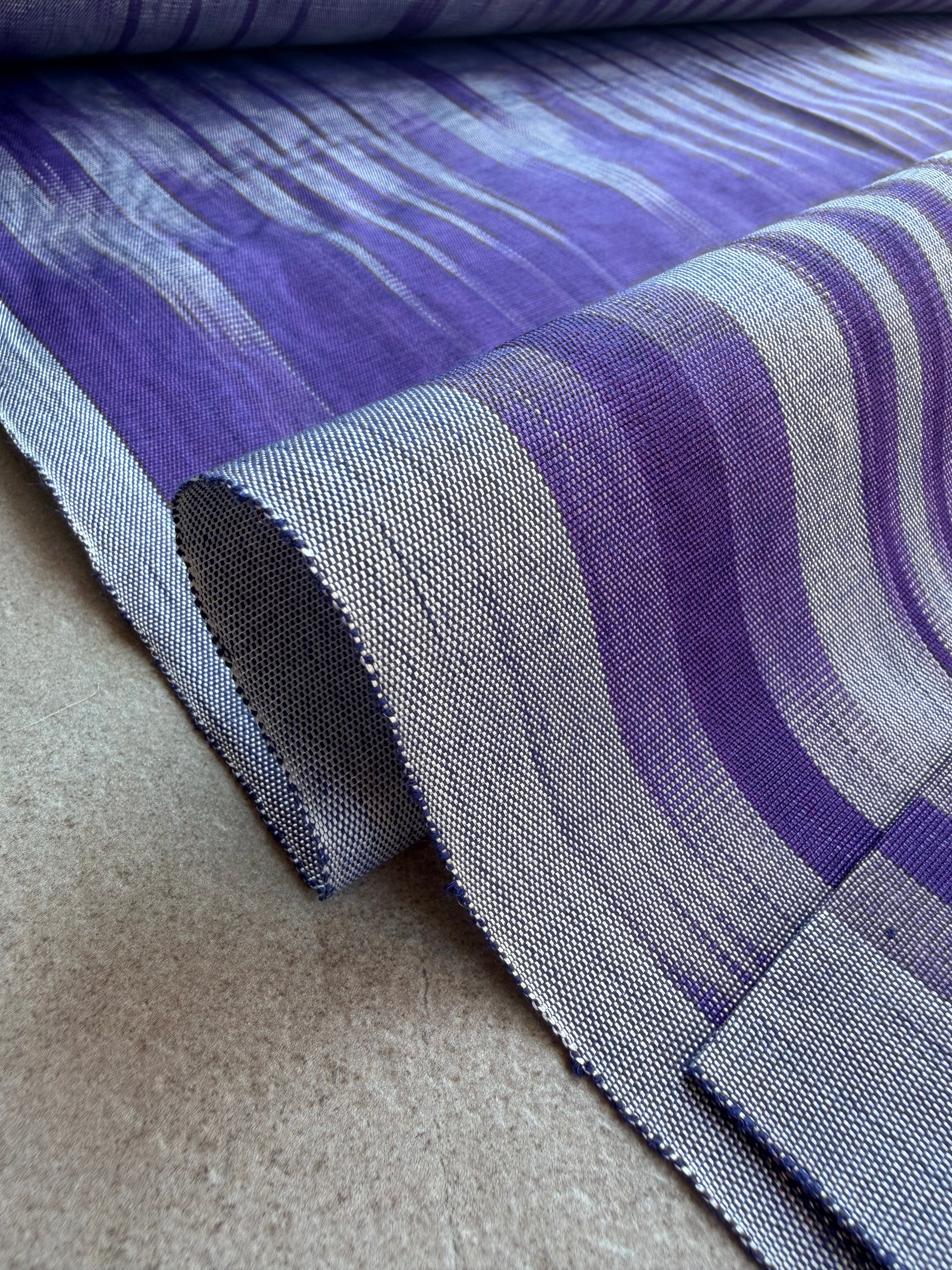 Rembourrage luxueux en soie à rayures Ikat bleues pour tête de lit ottoman, tissus d'intérieur pour textiles de maison : housses d'oreiller, motifs inspirés du kimono, motifs en filigrane.
