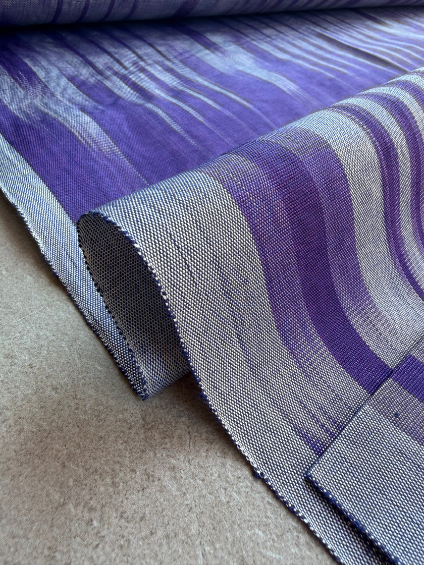 Rembourrage luxueux en soie à rayures Ikat bleues pour tête de lit ottoman, tissus d'intérieur pour textiles de maison : housses d'oreiller, motifs inspirés du kimono, motifs en filigrane.