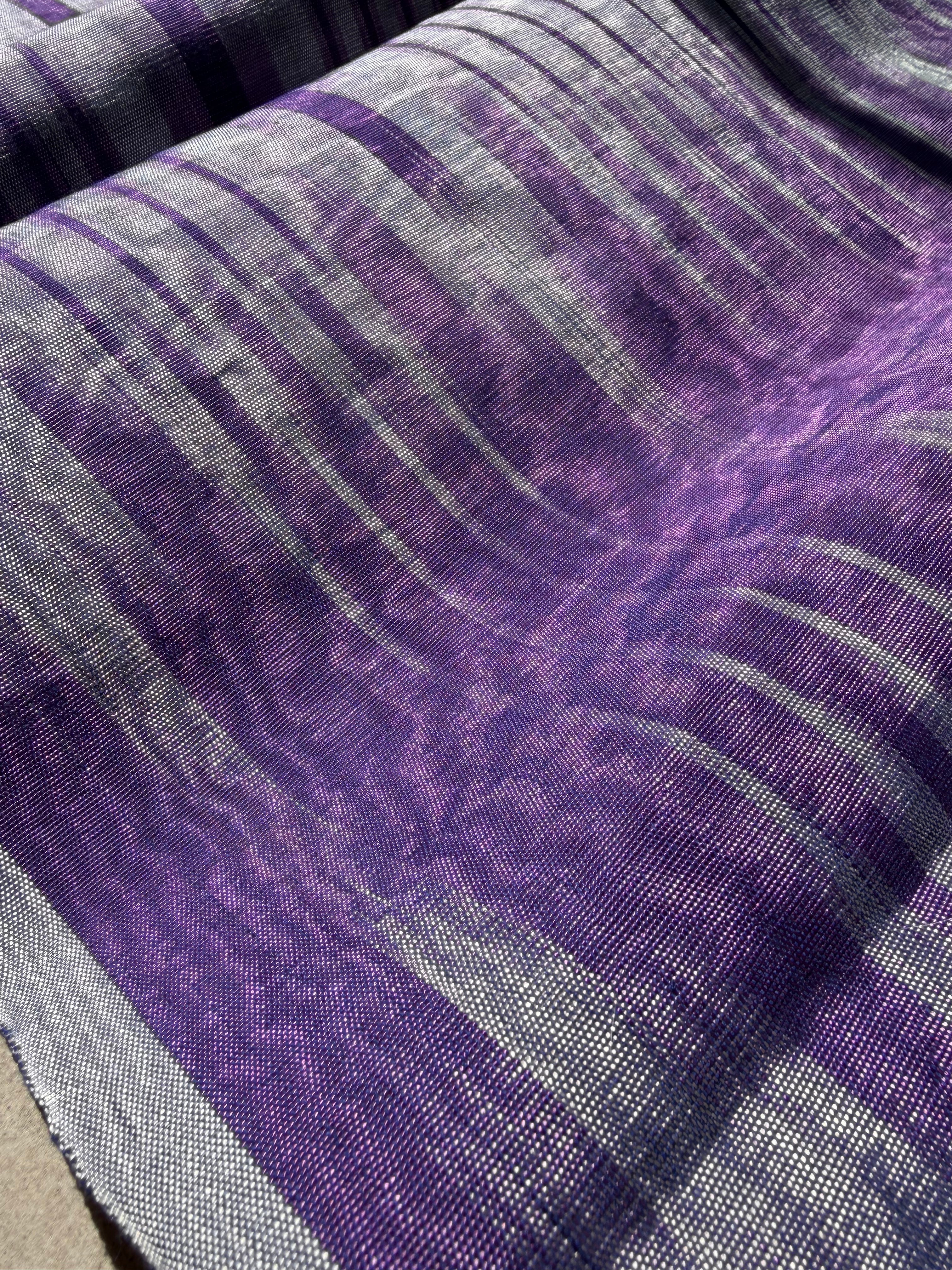 Rembourrage luxueux en soie à rayures Ikat bleues pour tête de lit ottoman, tissus d'intérieur pour textiles de maison : housses d'oreiller, motifs inspirés du kimono, motifs en filigrane.