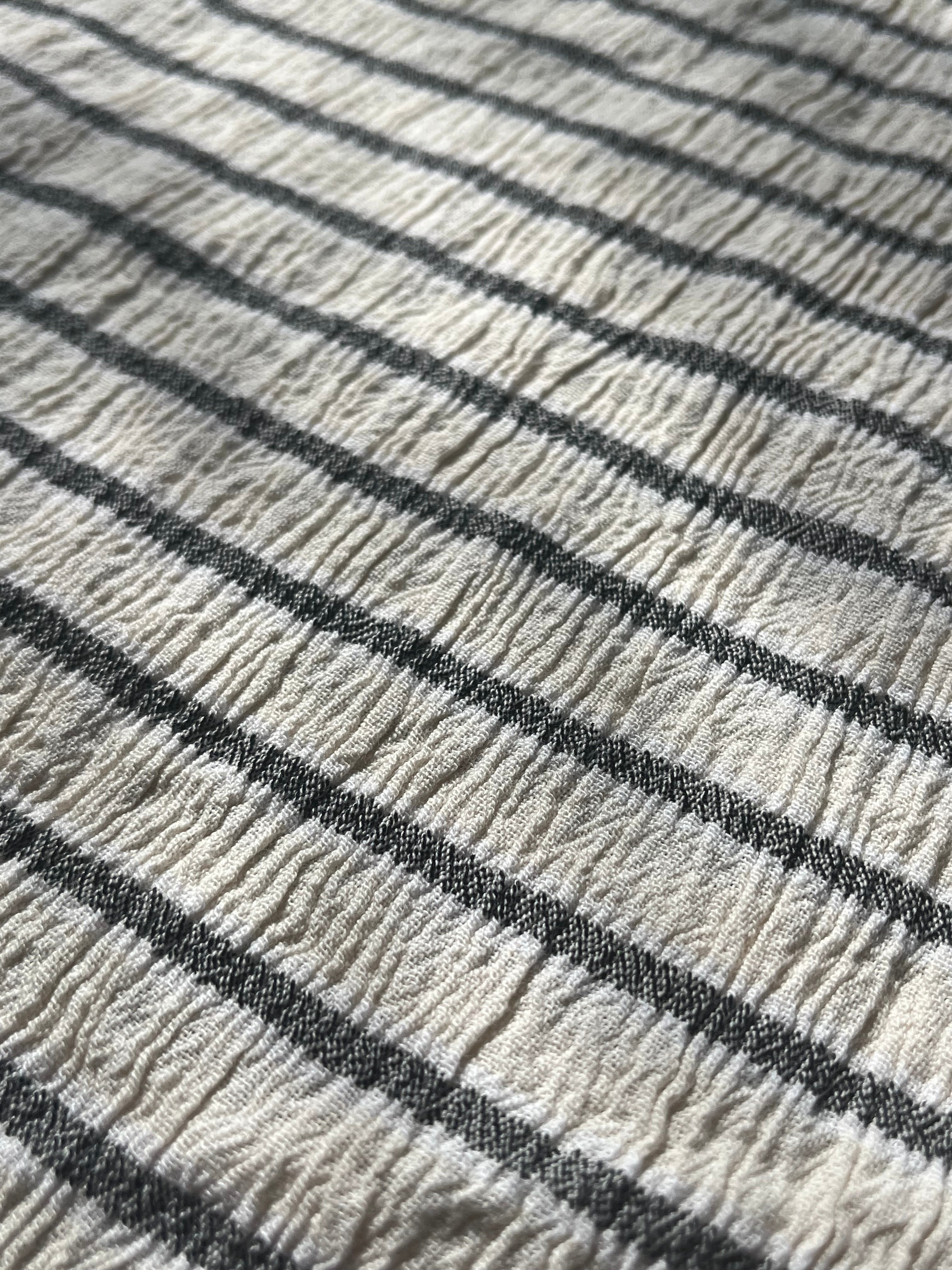 Tissu de gaze froissé de couleur ivoire neutre non blanchi, tissu Sile. Tissu Sile.