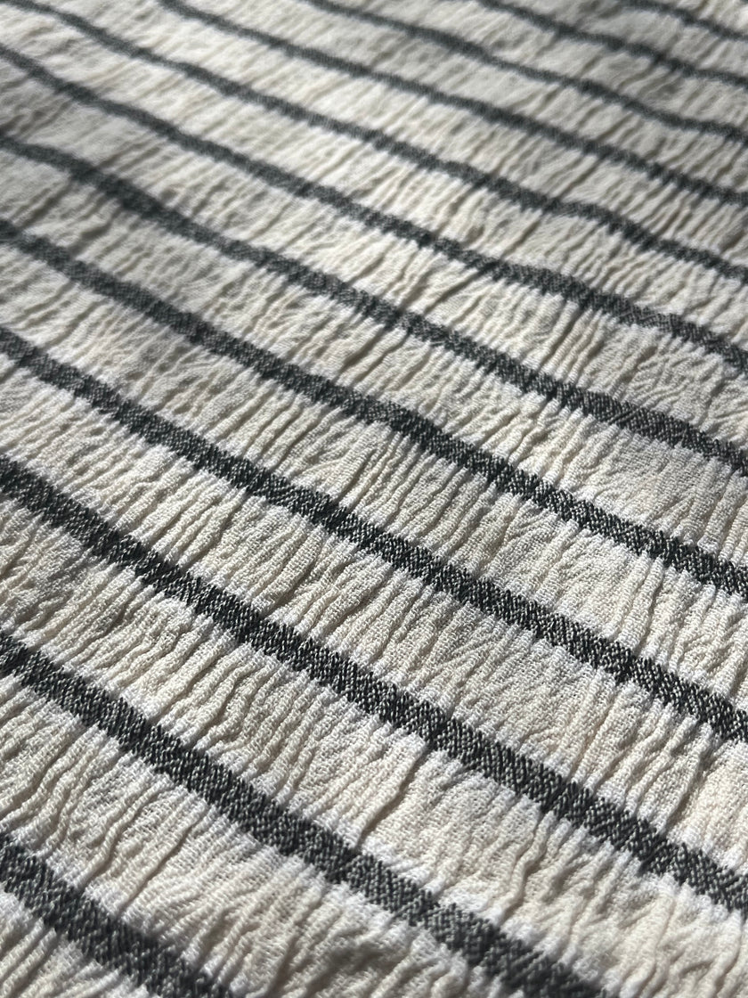 Tissu de gaze froissé de couleur ivoire neutre non blanchi, tissu Sile. Tissu Sile.